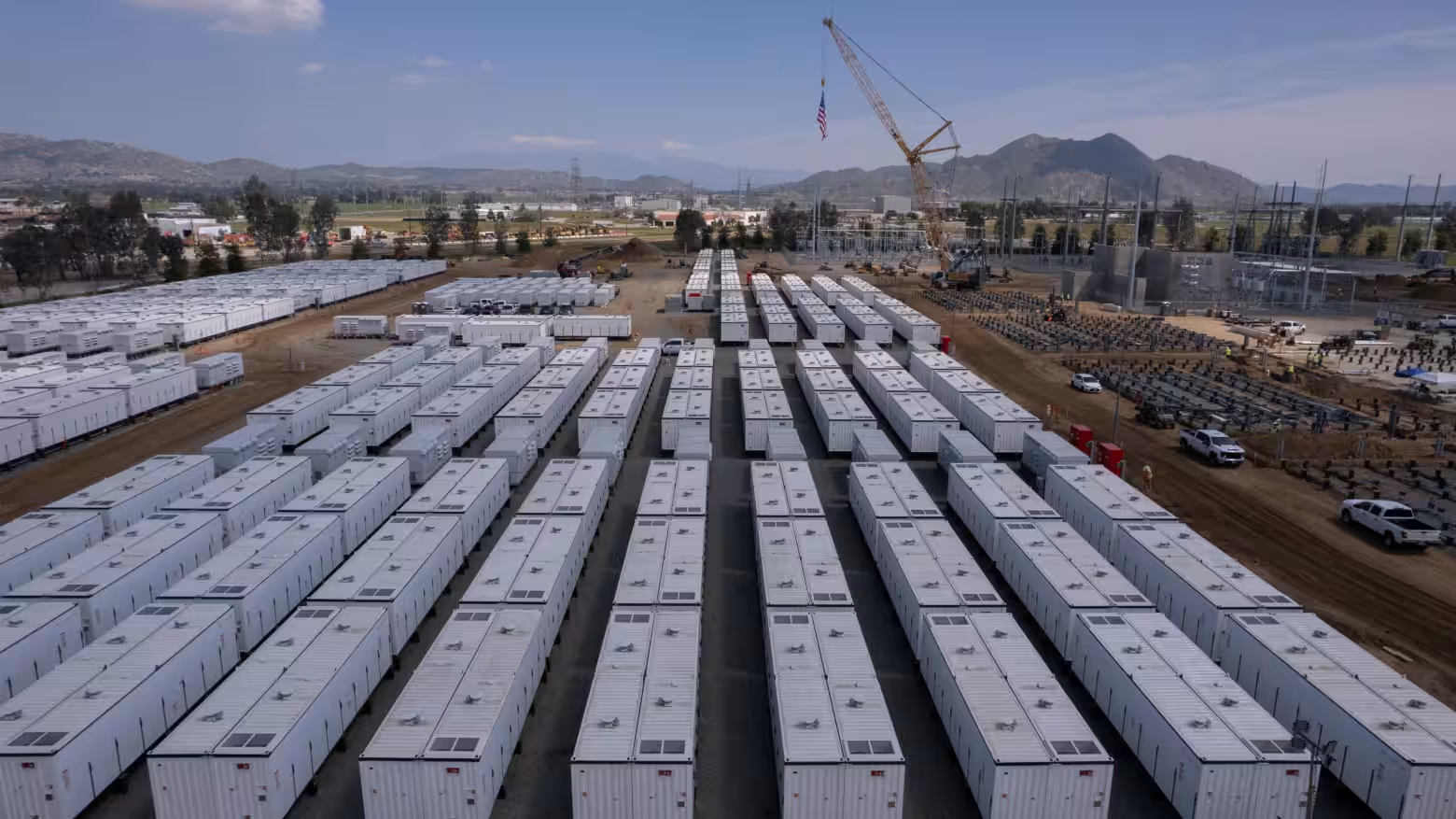 Cơ sở lưu trữ pin lớn nhất bang California đang trong quá trình xây dựng vào tháng 3/2024 - Ảnh: Reuters