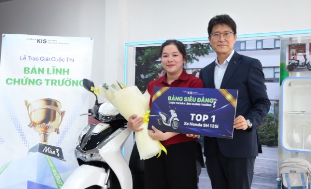 Ông Charlie Shin – CEO 6PG88 link đăng nhập KIS trao giải Nhất (Bảng Siêu đẳng) cho bà Huỳnh Thị Mỹ Duyên.