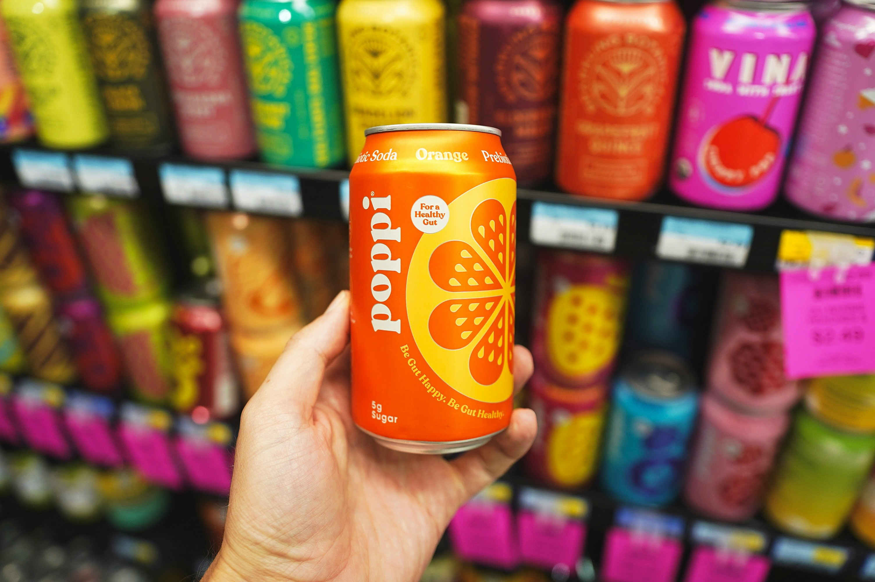 Đầu năm nay,&nbsp;PepsiCo đã mua thương hiệu đồ uống có ga chứa prebiotic Poppi với giá gần 2 tỷ USD.