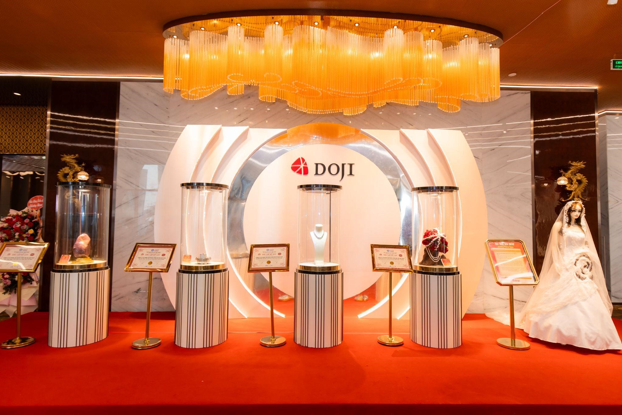 Các bảo vật kỷ lục của DOJI lần đầu được giới thiệu tại Shining Show, thu hút sự quan tâm của đông đảo khách tham quan.