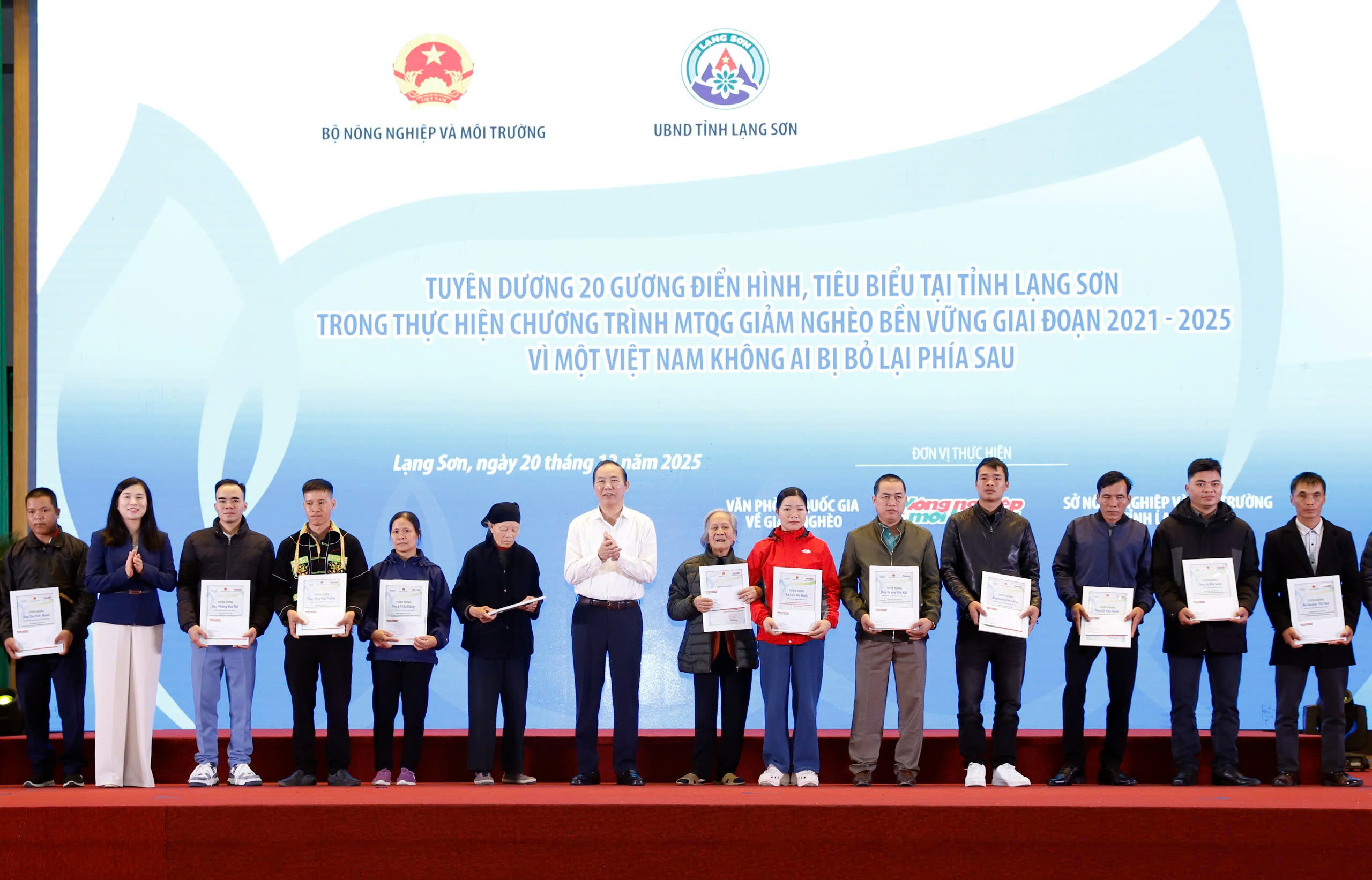 Thứ trưởng Bộ Nông nghiệp và Môi trường Phùng Đức Tiến trao bằng tuyên dương 20 gương điển hình thoát nghèo ở tỉnh Lạng Sơn.