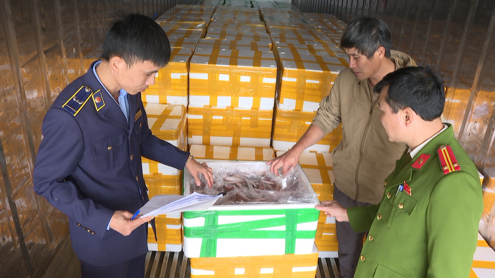 Lực lượng chức năng thu giữ lô hàng cá khoai chứa formol. Ảnh: Công an tỉnh Thanh Hoá.