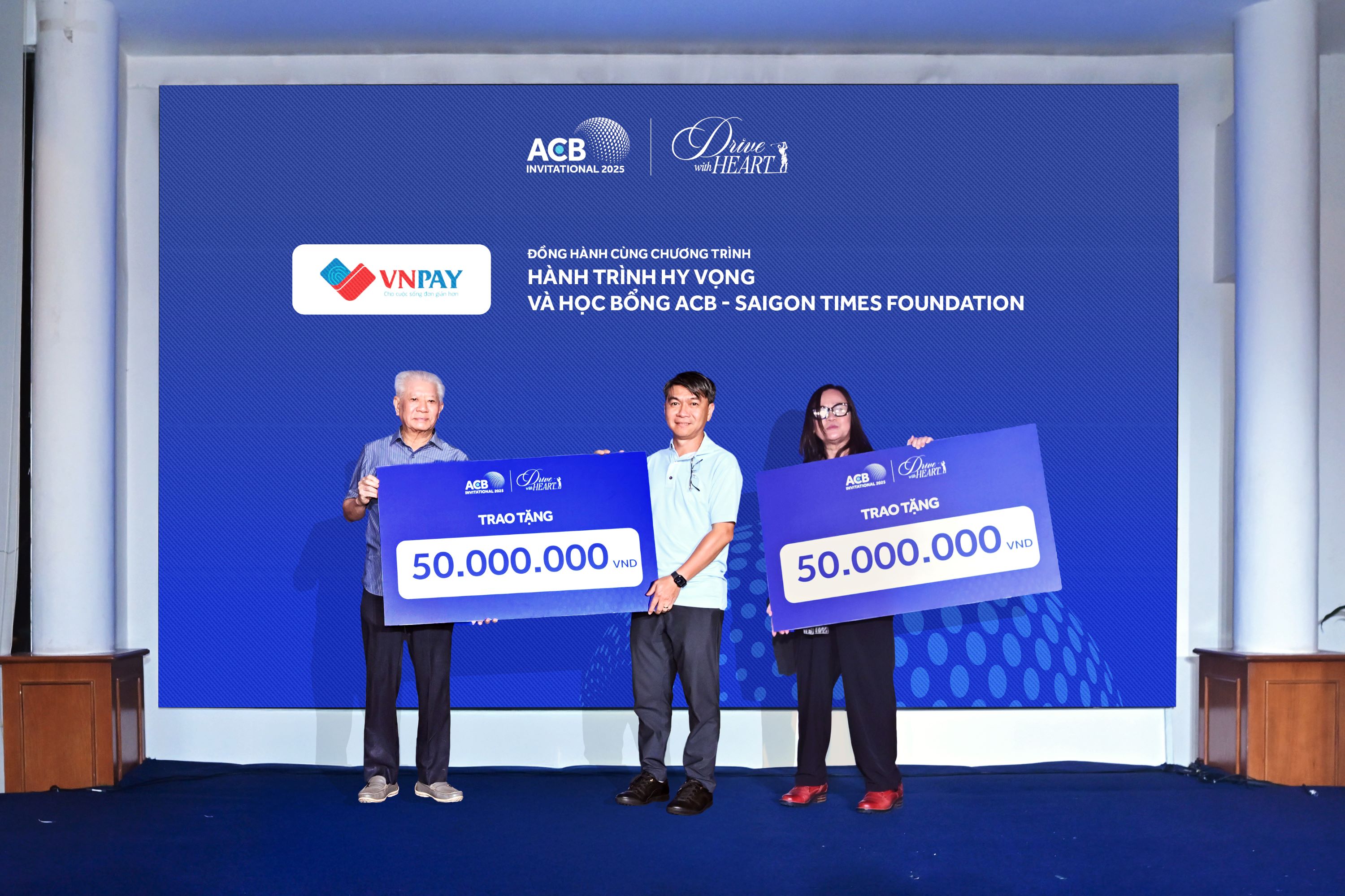 Tại sự kiện, đại diện VNPay ủng hộ 100 triệu đồng cho hai chương trình Hành trình Hy Vọng & Học bổng ACB - Saigon Times Foundation.