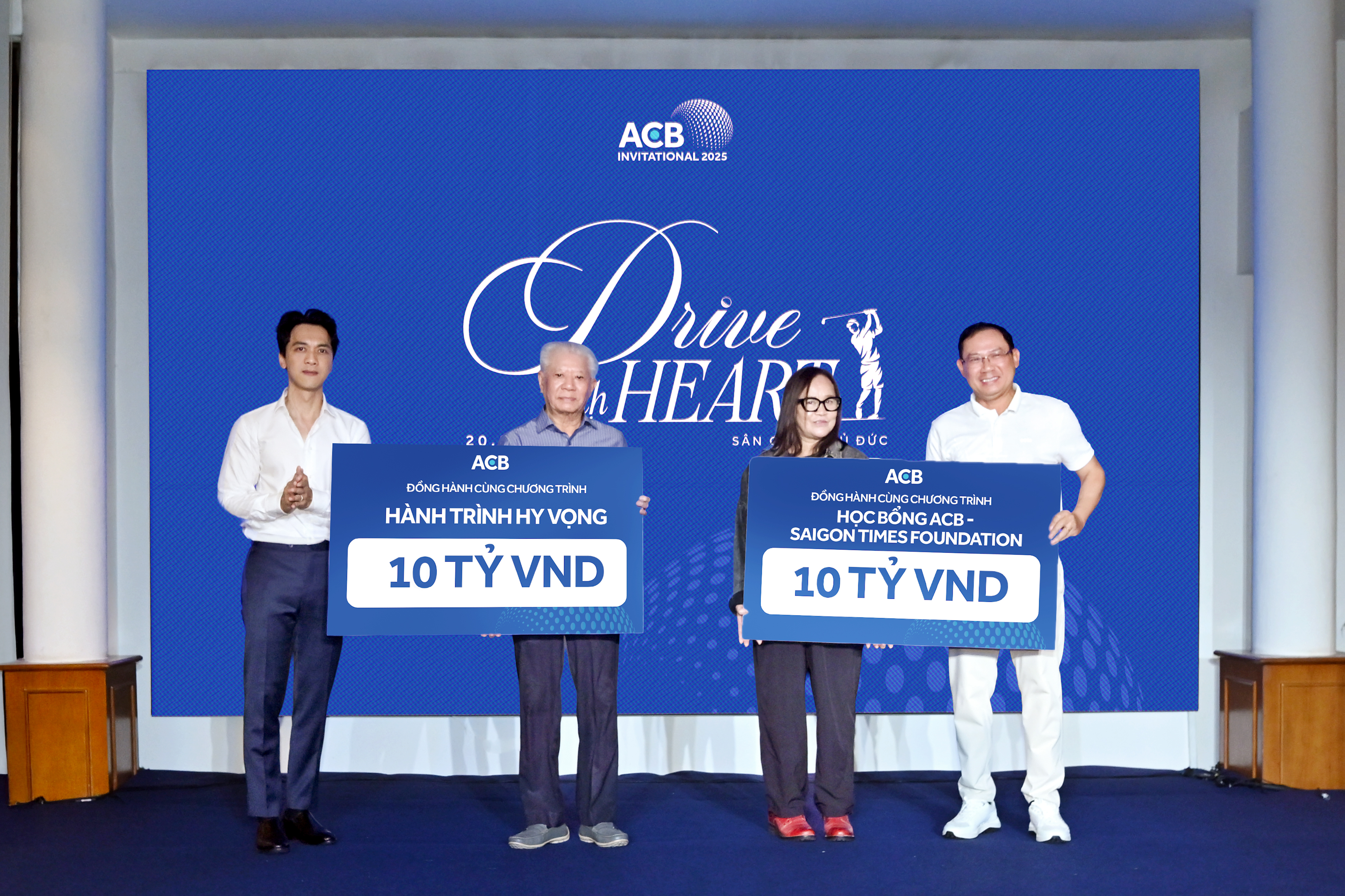 Ông Trần Hùng Huy - Chủ tịch HĐQT ACB & ông Từ Tiến Phát - Tổng Giám đốc ACB đại diện trao tặng hai quỹ.