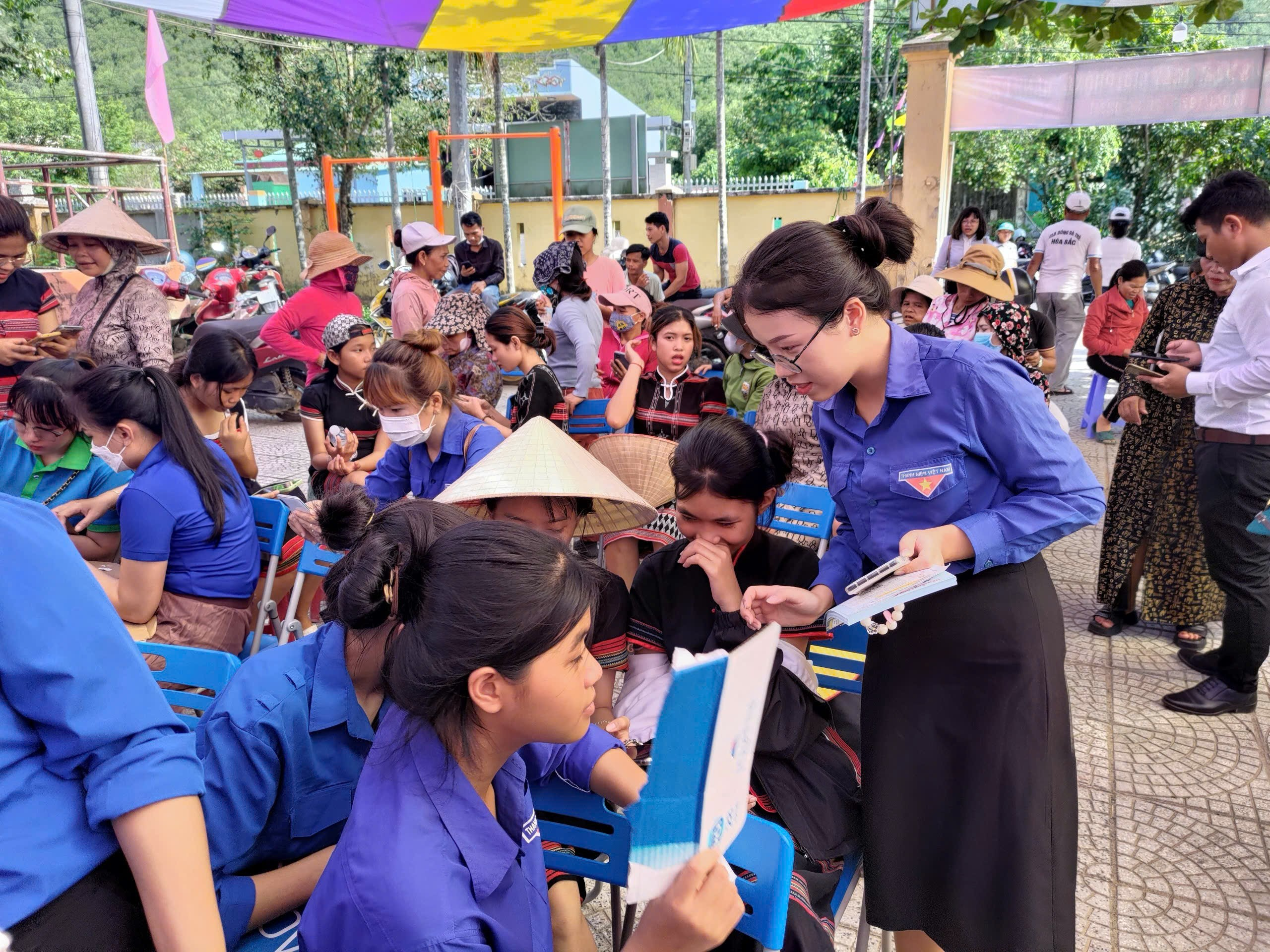 Các thành viên Tổ Link Đăng Nhập PG88 Chính Thức 2026; số ở Đà Nẵng làm nòng cốt trong công tác tuyên truyền, hướng dẫn người dân thực hiện các dịch vụ công trực tuyến. Ảnh Trung tâm IOC Đà Nẵng.