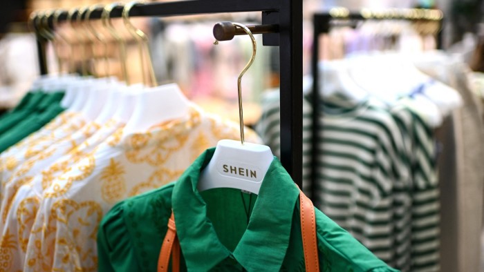 Giờ đây, điều được quan tâm chỉ còn là niềm vui khi mua được quần áo giá rẻ.