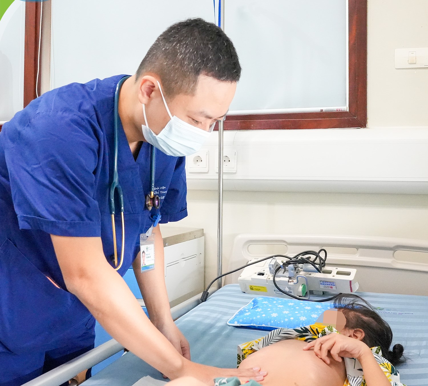 ThS.BS&nbsp;Trần Đăng Xoay, Khoa Điều trị tích cực Nội khoa, Bệnh viện Nhi Trung ương, thăm khám cho bệnh nhi.