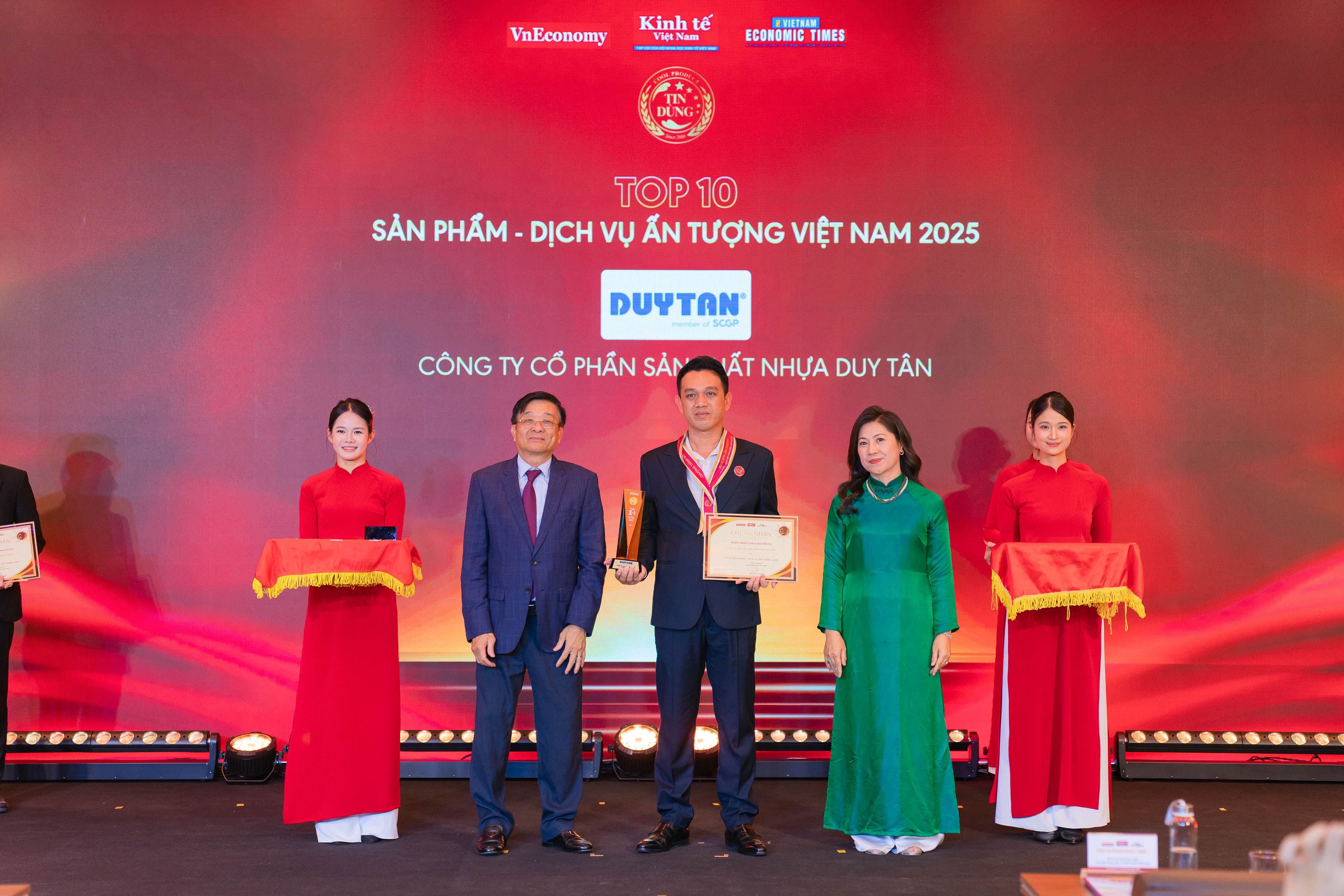 Đại diện lãnh đạo MATSU nhận danh hiệu Top 10 Sản phẩm - Dịch vụ Ấn tượng 2025.