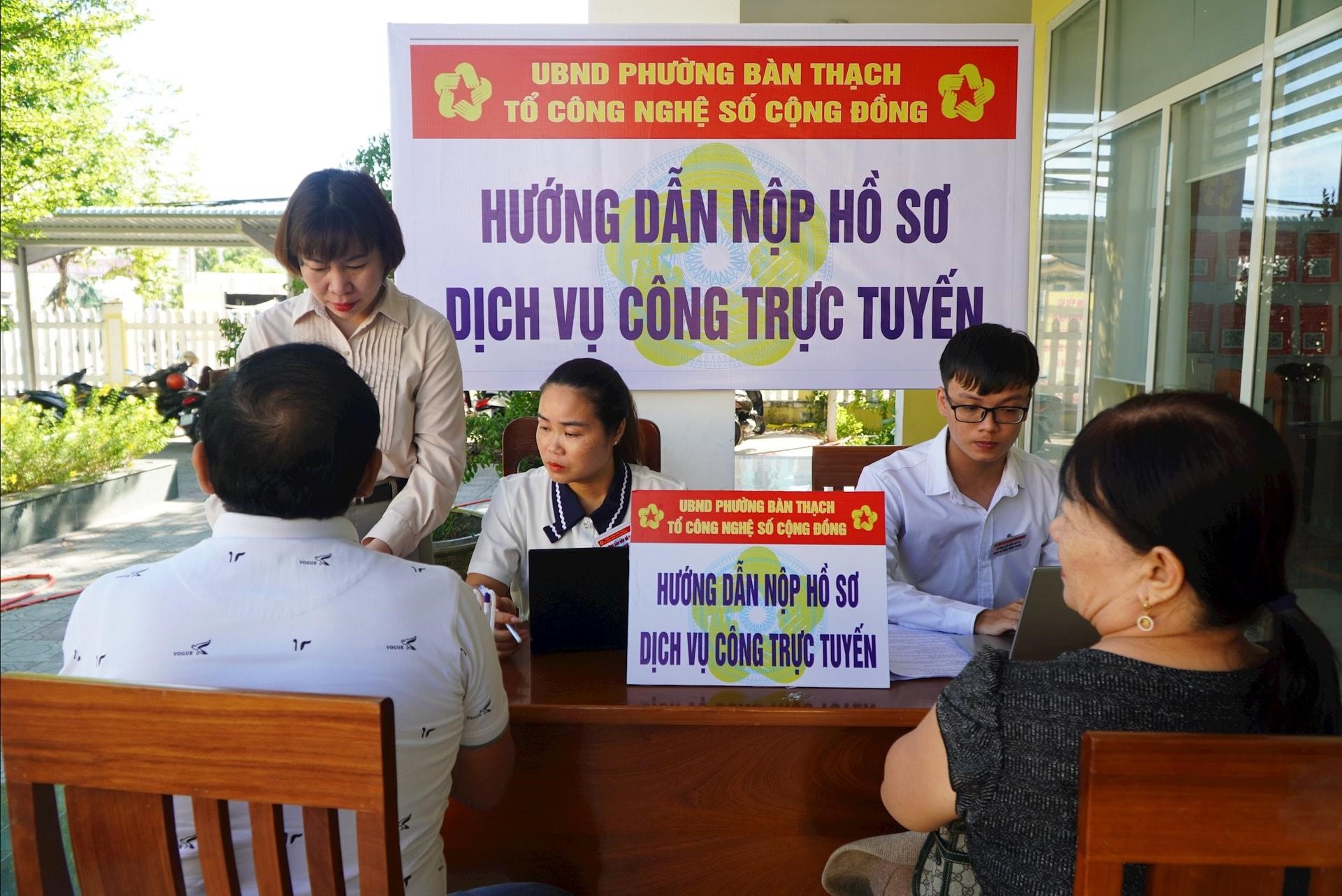 Tổ Công nghệ số phường Bàn Thạch, Đà Nẵng hướng dẫn Link Đăng Nhập PG88 Chính Thức 2026 nộp hồ sơ dịch vụ công trực tuyến. Ảnh Trung tâm IOC Đà Nẵng cung cấp.