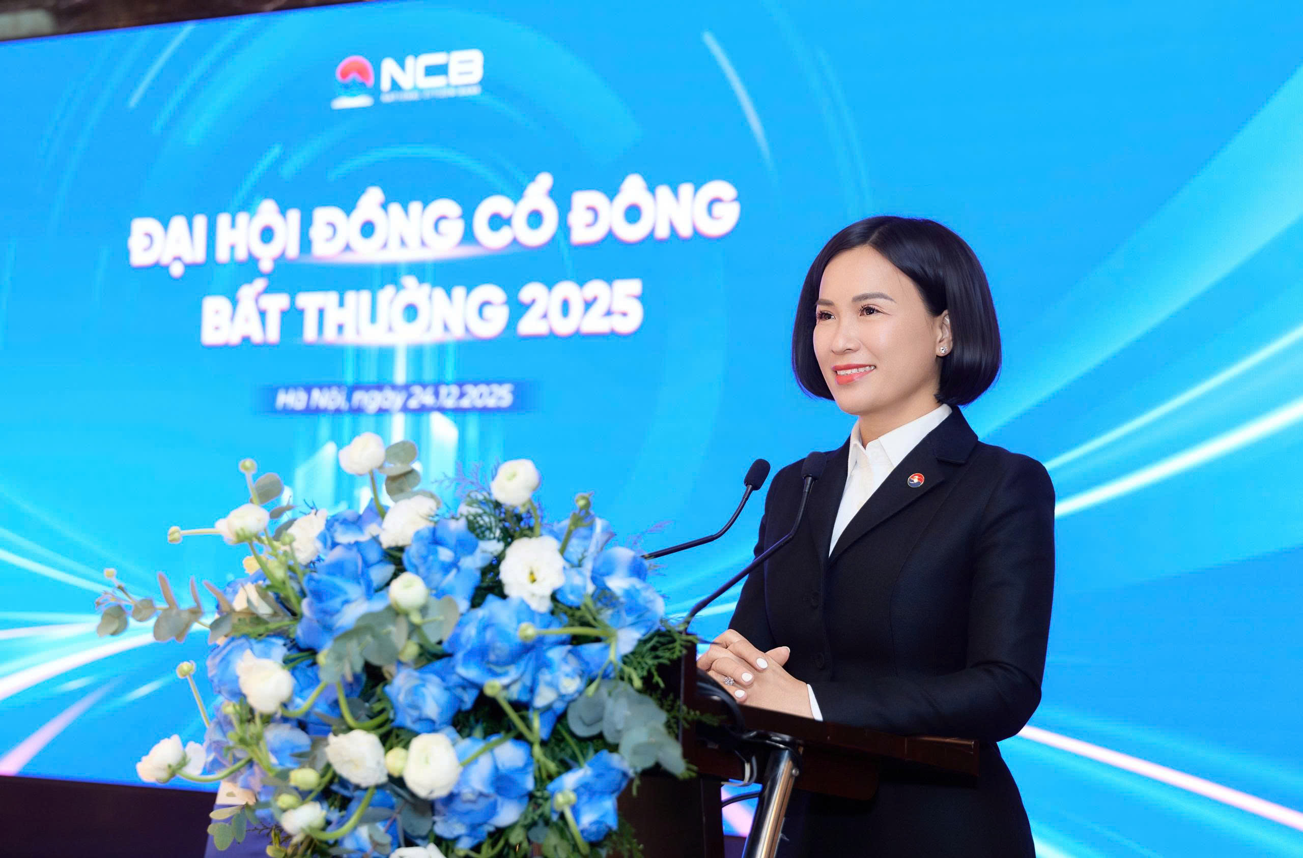 Bà Bùi Thị Thanh Hương chia sẻ với cổ đông tại Đại hội.