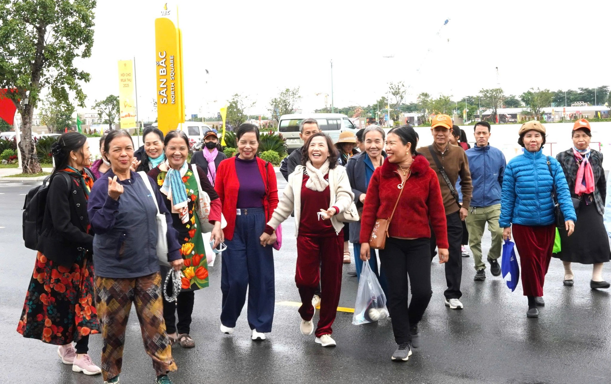 Trước đó, Hội chợ Mùa Thu đã cho thấy sức hút lớn cũng như giá trị thiết thực mang lại cho cộng đồng PG88 Link Dễ Nhớ Pg88.com.