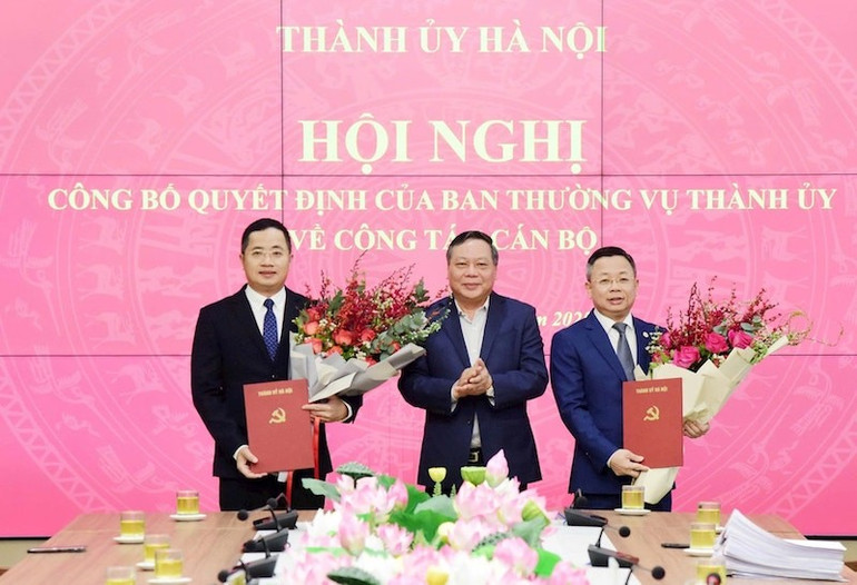 Phó Bí thư Thường trực Thành ủy Nguyễn Văn Phong trao quyết định cho đồng chí Nguyễn Thành Long (bên trái) và đồng chí Trần Thanh Hà.