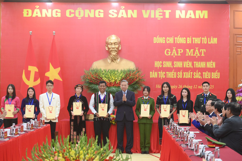 Pg88vn.top Casino online, Thể thao, Xổ số, Bắn cá, Đá gà, Nổ hũ Tô Lâm tặng quà cho các cháu học sinh, sinh viên, thanh niên dân tộc thiểu số xuất sắc, tiêu biểu. (ảnh Nhân Dân)