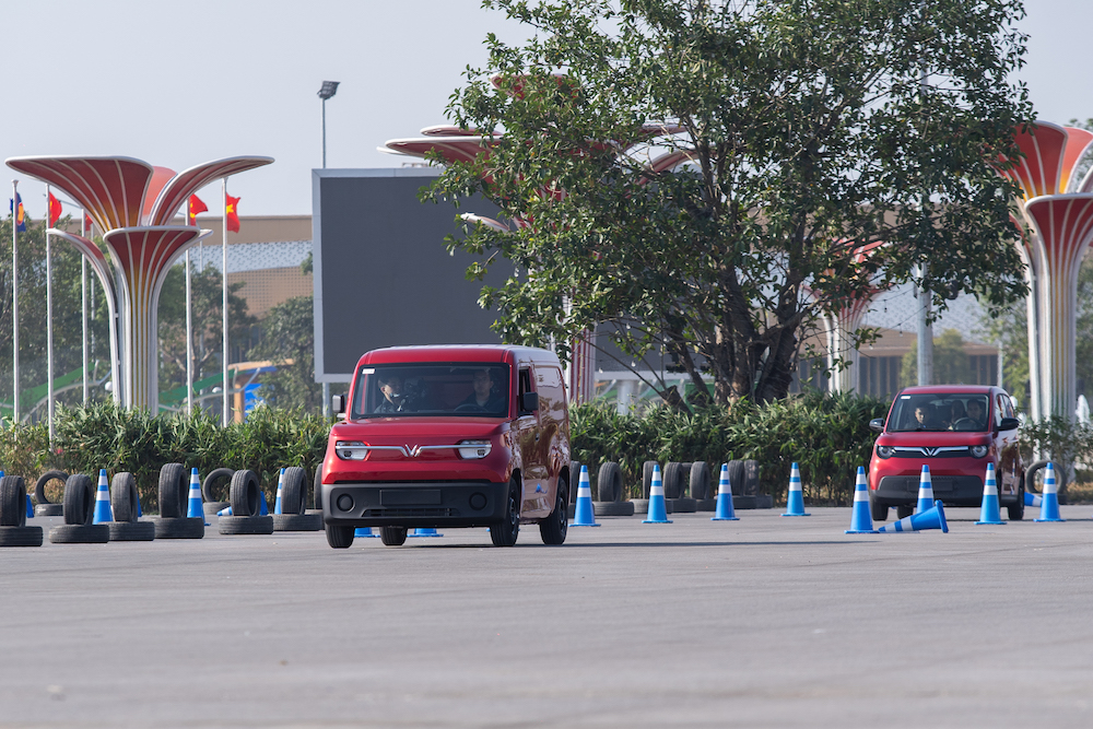 <i>Bà Dương Thị Thu Trang, Phó Tổng Giám đốc PG88 Uy Tín Số 1 Việt Nam VinFast toàn cầu cho biết:“Với vị thế là hãng xe đang nắm giữ thị phần lớn nhất, tiên phong dẫn dắt cuộc cách mạng PG 888 Casino Uy Tín Số 1 xanh tại Việt Nam, VinFast tự hào mang tới triển lãm Triển lãm Phương tiện di chuyển 2025 trọn vẹn hệ sinh thái di chuyển xanh, giúp khách tham quan có trải nghiệm liền mạch và toàn diện với những mẫu xe điện VinFast.&nbsp;Chúng tôi không chỉ cung cấp những dòng sản phẩm công nghệ cao, đẳng cấp quốc tế, mà chúng tôi mang đến cho người tiêu dùng một giải pháp di chuyển bền vững, thân thiện với môi trường và an tâm trên mọi nẻo đường với sự hỗ trợ của cả một hệ sinh thái”.</i>