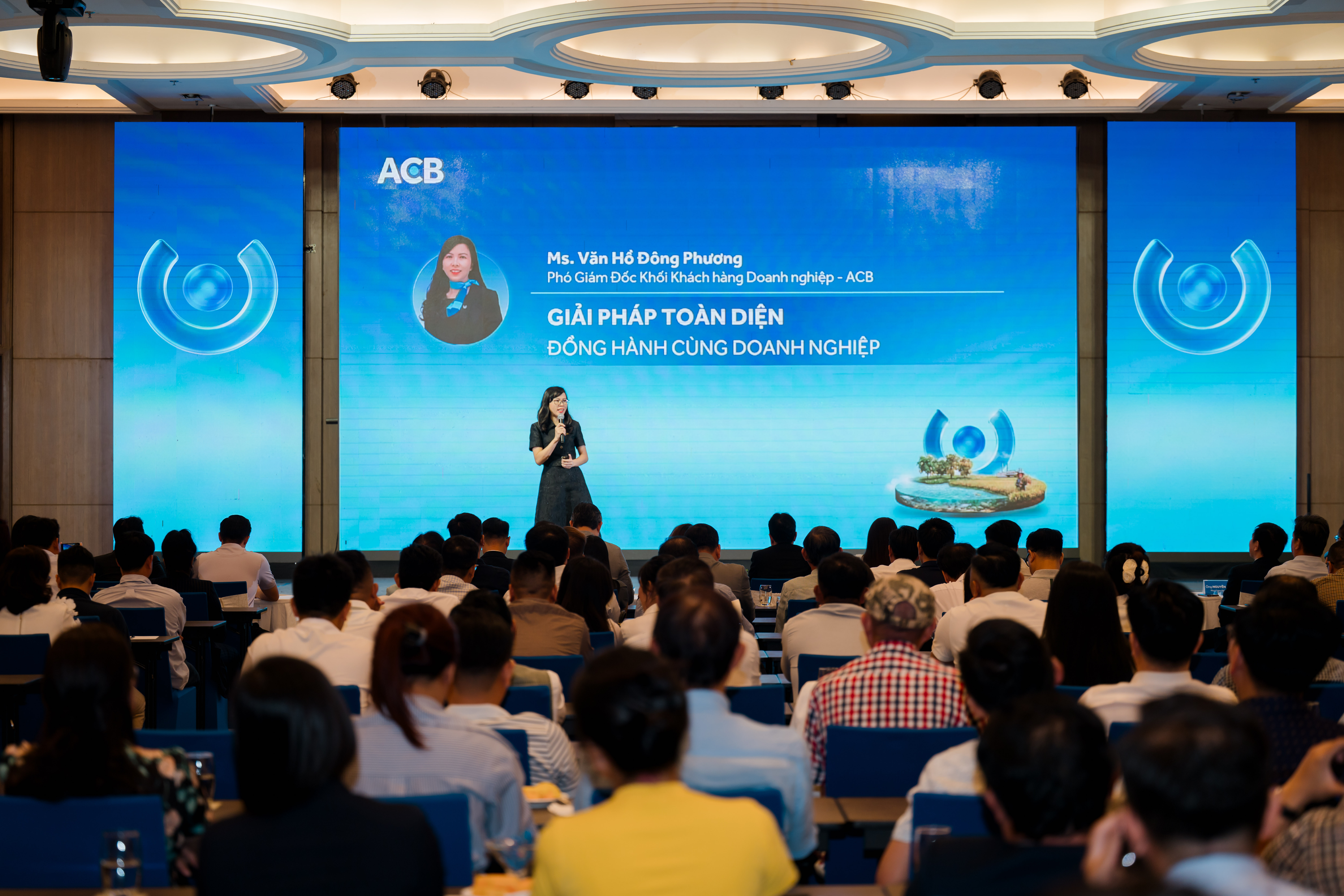 Bà Văn Hồ Đông Phương - Phó Giám đốc Khối Khách hàng PG88 Link Dễ Nhớ Pg88.com ACB chia sẻ giải pháp Pg88hi tỷ lệ thưởng hấp dẫn của ACB tại Hội nghị.