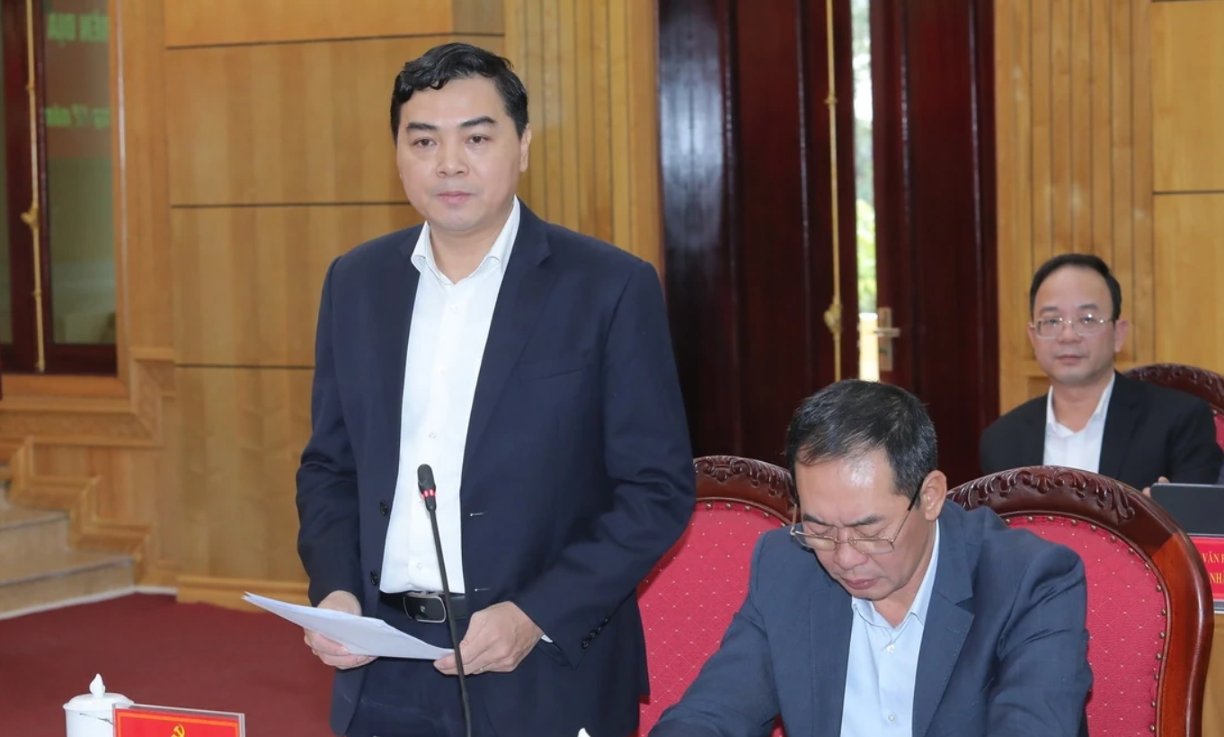 Chủ tịch UBND tỉnh Nguyễn Hoài Anh báo cáo về tình hình xử lý khó khăn, vướng mắc cho các Pg88vn.top độc quyền mỗi ngày tồn đọng trên địa bàn tỉnh Thanh Hóa. Ảnh: Minh Hiếu