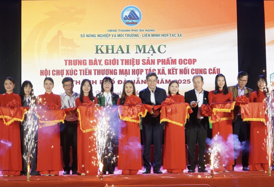 Lãnh đạo thành phố Đà Nẵng và Sở Nông nghiệp Môi trường thành phố thực hiện nghi thức khai mạc Hội chợ.