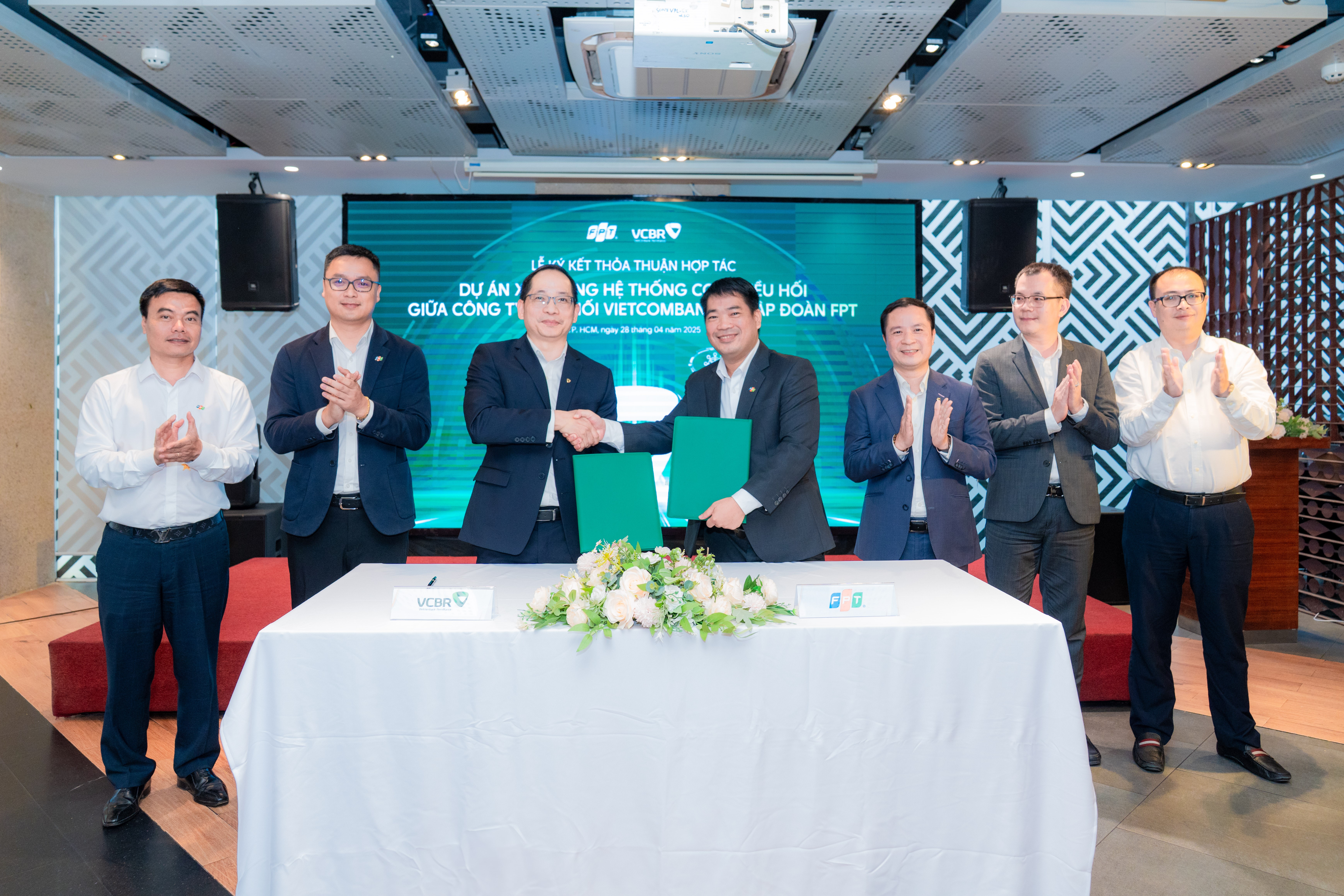 Đại diện Công ty Kiều hối Vietcombank và FPT IS tại lễ kí kết hợp tác.