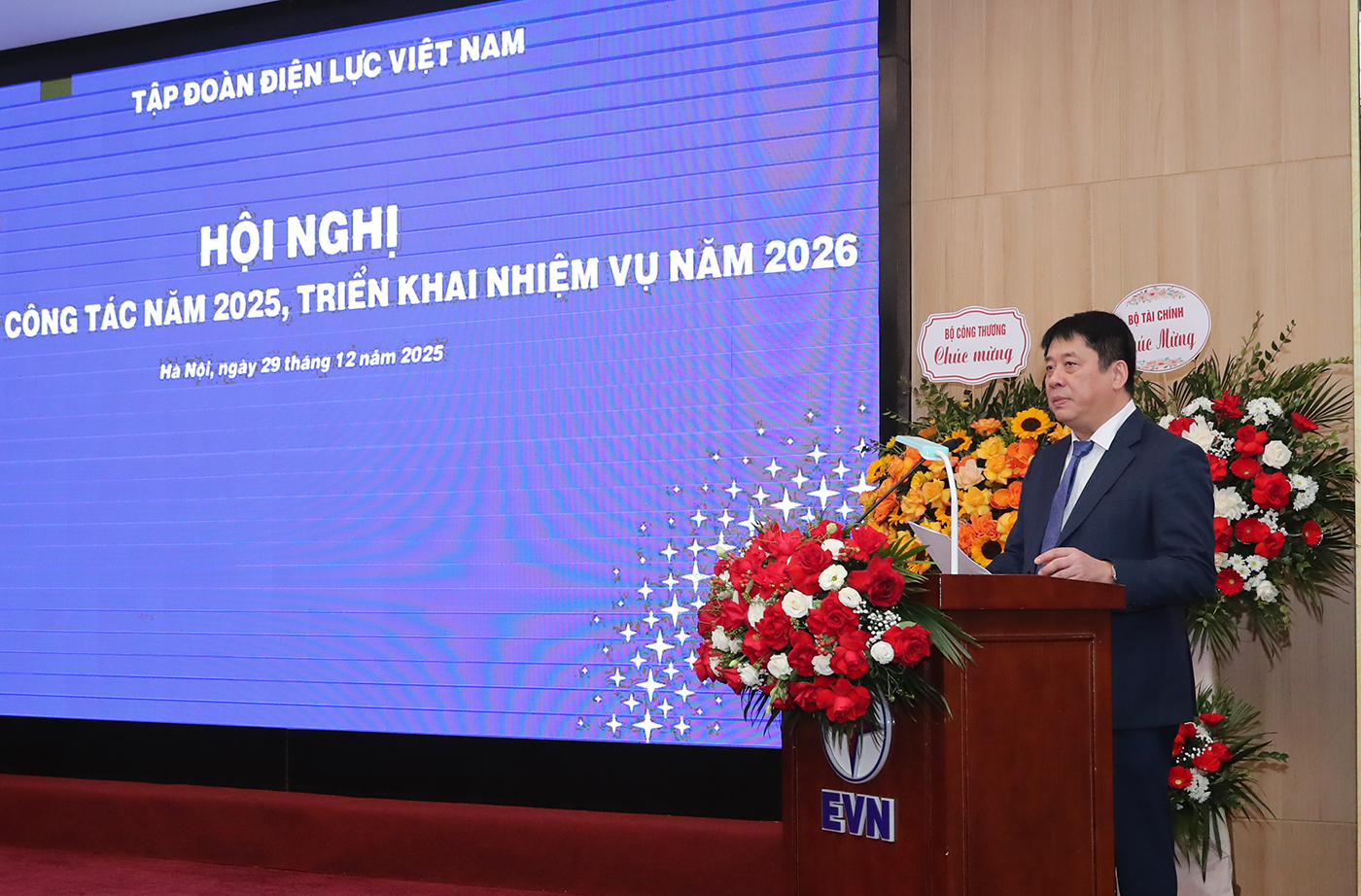 Tổng giám đốc EVN Nguyễn Anh Tuấn trình bày báo cáo tổng kết công tác năm 2025 tại hội nghị. Ảnh: EVN.