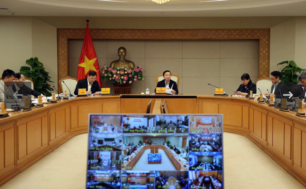 Phó Thủ tướng Trần Hồng Hà nghe báo cáo tại cuộc họp. Ảnh: VGP