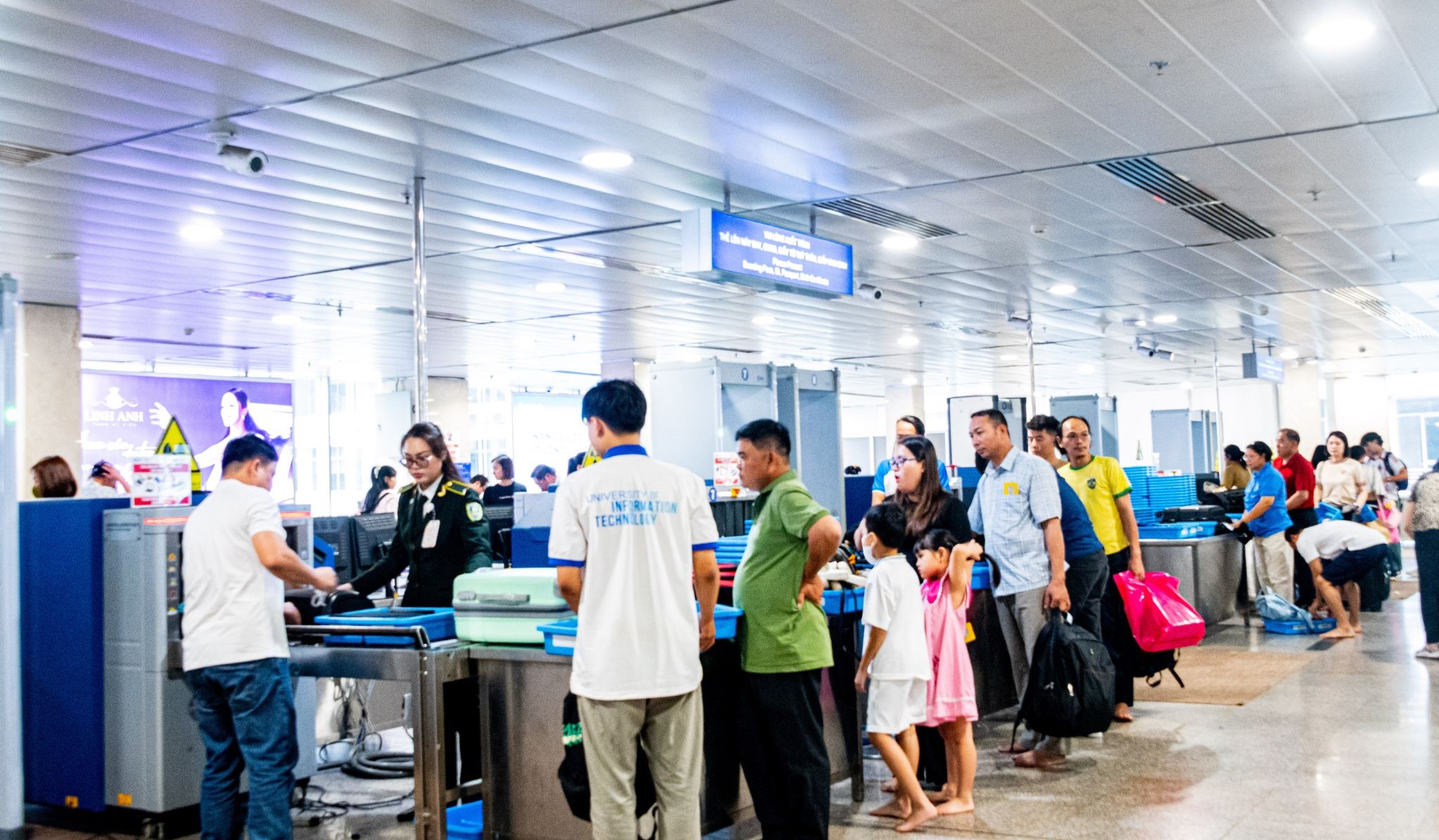 Sân bay khuyến khích&nbsp;hành khách làm thủ tục web check-in hoặc tự làm check-in tại các kiosk tại sân bay Tân Sơn Nhất.