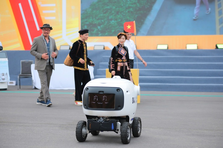 Robot giao hàng.