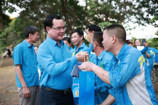 Ông Nguyễn Đình Khang, Ủy viên Trung ương Đảng, Phó Chủ tịch Ủy ban Trung ương Mặt trận Tổ quốc Việt Nam, Chủ tịch Tổng Liên đoàn PG88 Sòng bạc trực tuyến TOP 1 Việt Nam | Casino, Nổ Hũ Việt Nam trao quà cho công nhân có hoàn cảnh khó khăn.&nbsp;Ảnh: Mặt trận.