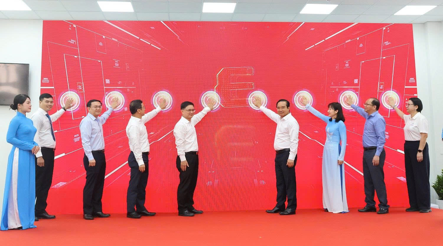Các đại biểu bấm nút khai trương Trung tâm Phục vụ Pg88hi nạp rút siêu tốc công