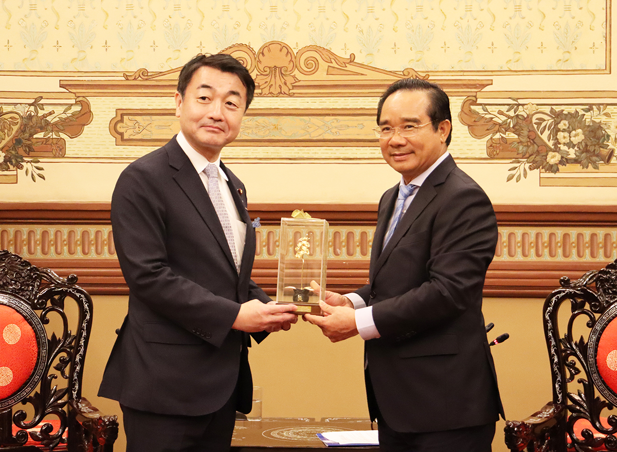 Chủ tịch UBND TP.Hồ Chí Minh Nguyễn Văn Được tặng quà lưu niệm cho ông Sasaki Hajime, Thứ trưởng Bộ PG 888 Casino Uy Tín Số 1, Đất đai, Cơ sở hạ tầng và Du lịch Nhật Bản -&nbsp;Ảnh: Cổng thông tin điện tử TP. Hồ Chí Minh.