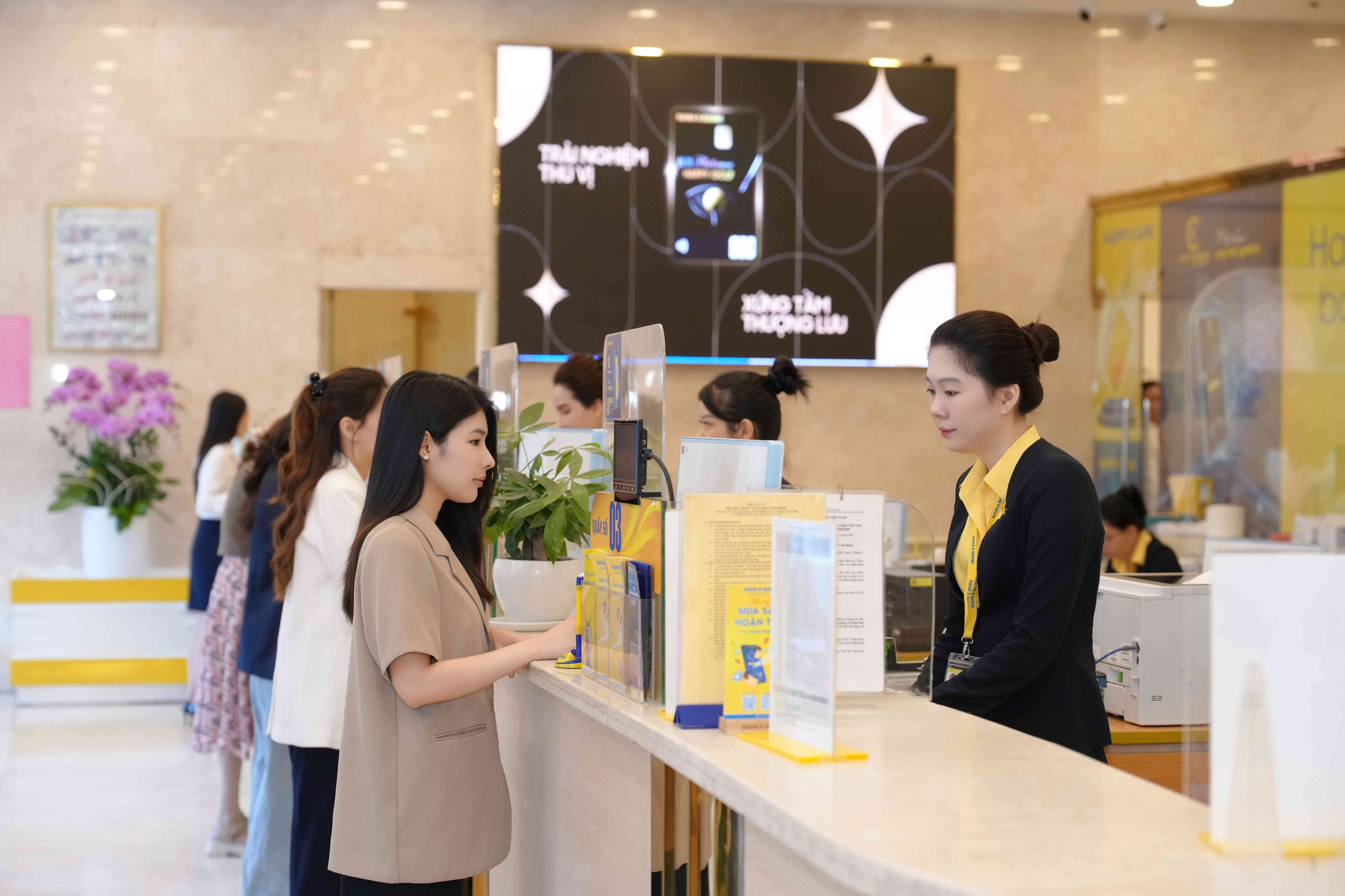 Khách hàng giao dịch tại Nam A Bank.
