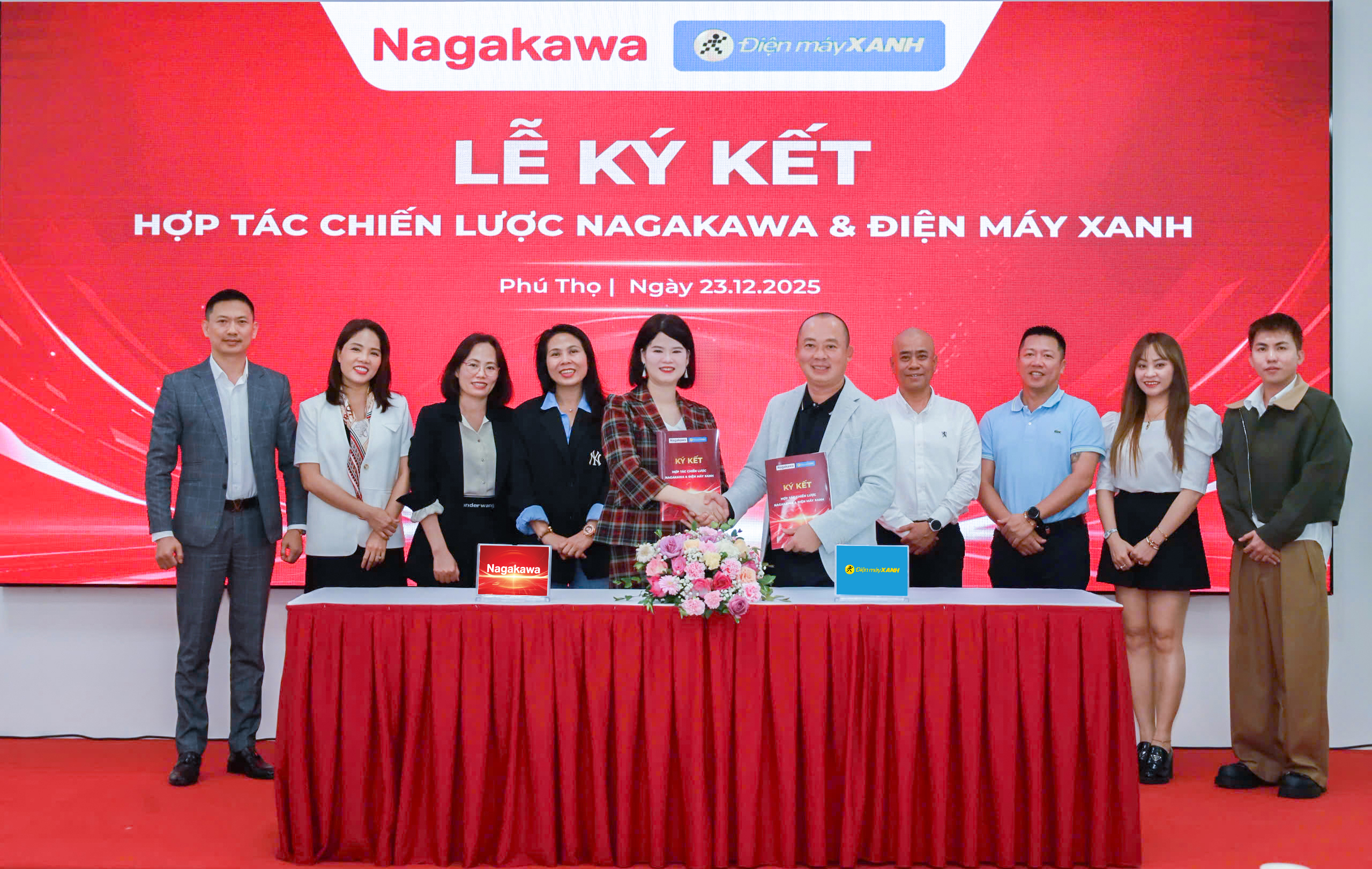 CEO Nagakawa Nguyễn Thị Huyền Thương và CEO Thế giới di động Đoàn Văn Hiểu Em ký kết hợp tác chiến lược toàn diện.