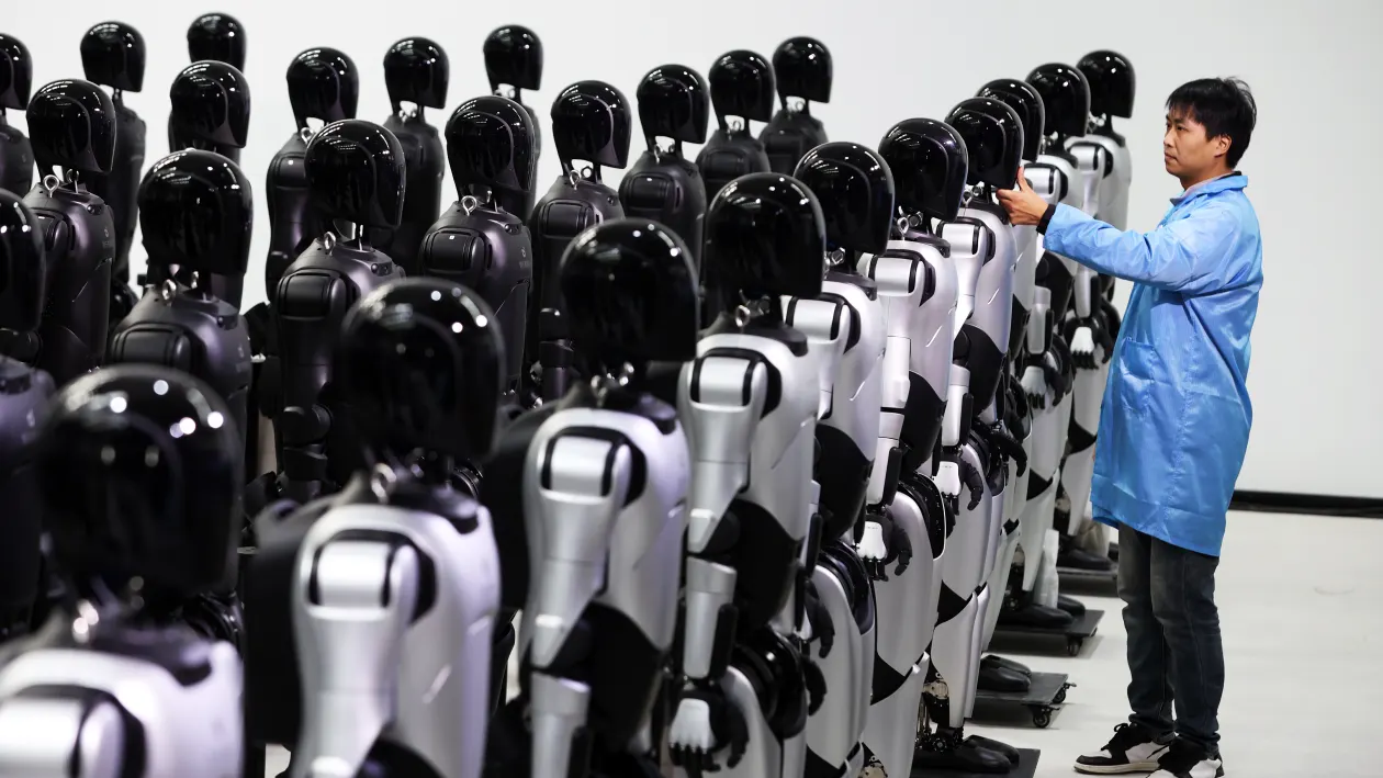 Một kỹ sư đang kiểm tra lỗi robot tại nhà máy của AgiBot, Thượng Hải, Trung Quốc