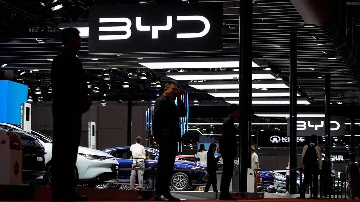 Tập đoàn xe điện Trung Quốc BYD sẵn sàng vượt Tesla để trở thành hãng xe điện lớn nhất thế giới về doanh số năm 2025. Ảnh minh họa