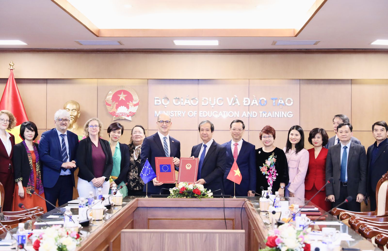 Bộ trưởng Bộ Giáo dục và Đào tạo Nguyễn Kim Sơn và đại diện Phái đoàn Liên minh châu Âu tại Việt Nam Rafael De Bustamante kí kết Hiệp định Pg88ok giải trí thể thao, casino, bắn cá và slot Link Trang Chủ PG88.Com Mới #2026 “Chương trình hợp tác Việt Nam – EU về giáo dục nghề nghiệp” (VETVET). Ảnh: MOET