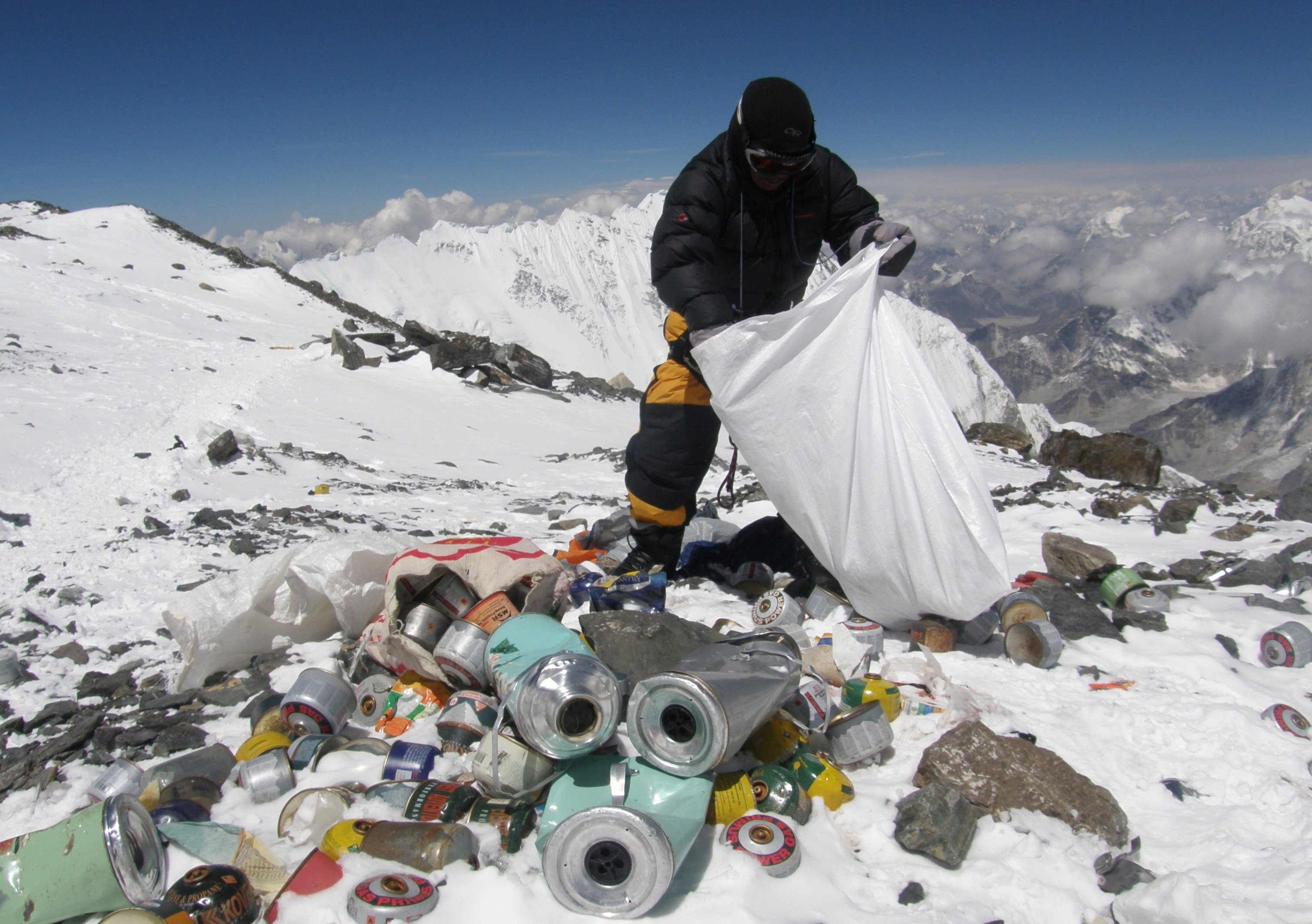 Lượng rác khổng lồ trên núi Everest.