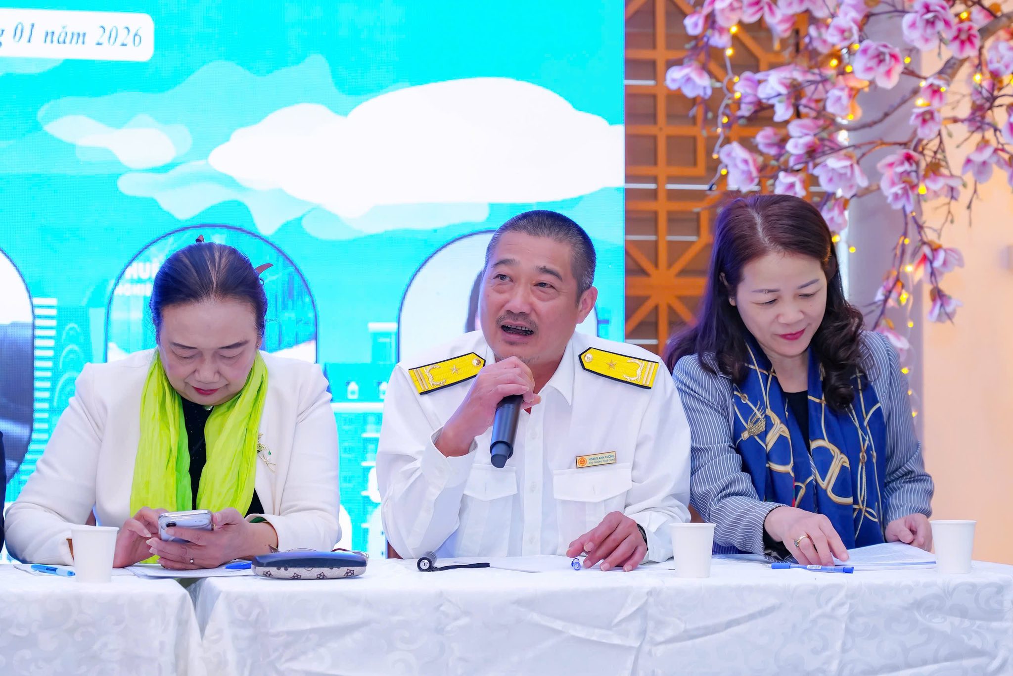 Đại diện Thuế cơ sở 12 TP. Hà Nội giải đáp băn khoăn của các hộ PG88 Uy Tín Số 1 Việt Nam tại Ninh Hiệp.