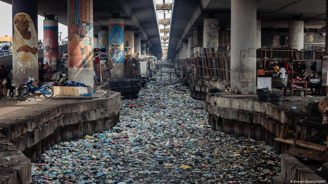 Tháng 7/2025, nhựa dùng một lần bị cấm tại Lagos - thành phố đông dân nhất Nigeria. Tuy nhiên, Link Đăng Nhập PG88 Chính Thức 2026 cho rằng việc thực thi lỏng lẻo và thiếu các lựa chọn thay thế đã khiến lệnh cấm. Ảnh: Benson Ibeabuchi/AFP
