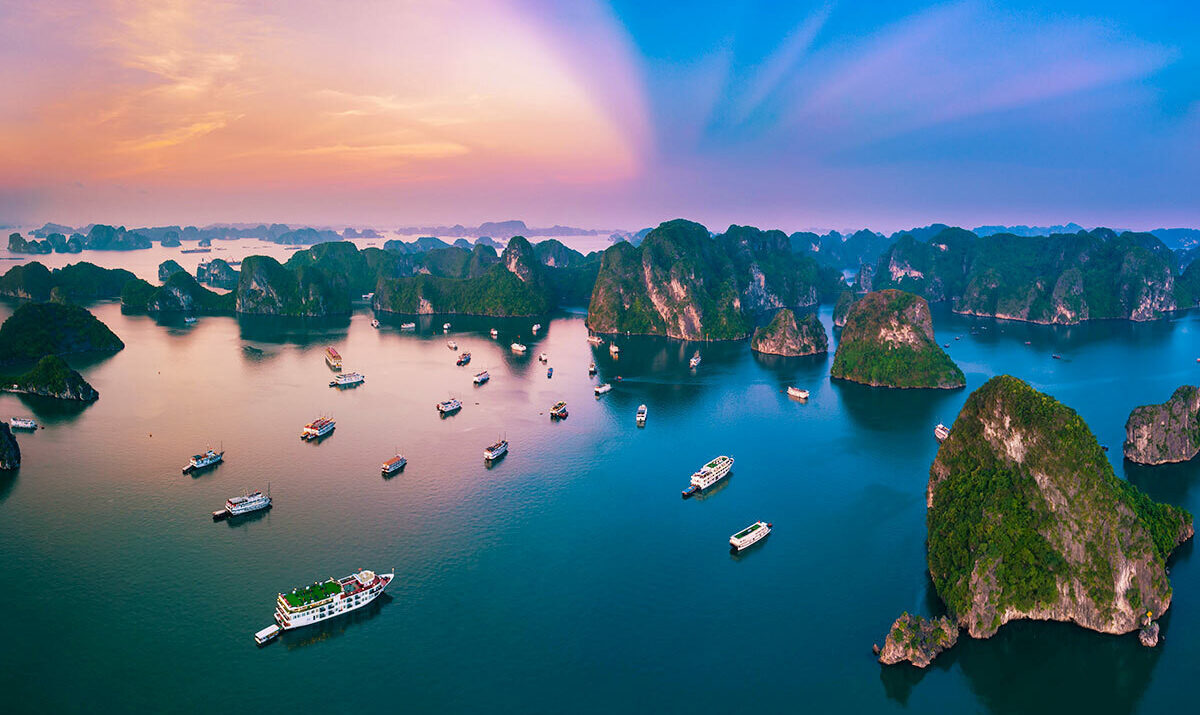 Năm 2025, Quảng Ninh đón khoảng 21,28 triệu lượt khách du lịch, tăng 12% so với năm 2024; doanh thu du lịch đạt trên 57.000 tỷ đồng, tăng 22,46% và đóng góp trên 50% vào tăng trưởng GRDP.&nbsp;