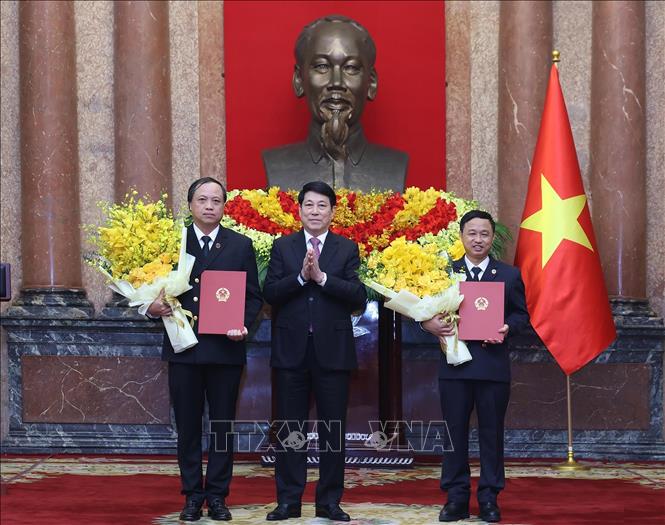 Chủ tịch nước Lương Cường trao quyết định bổ nhiệm Phó Chánh án Toà án nhân dân tối cao. Ảnh: TTXVN
