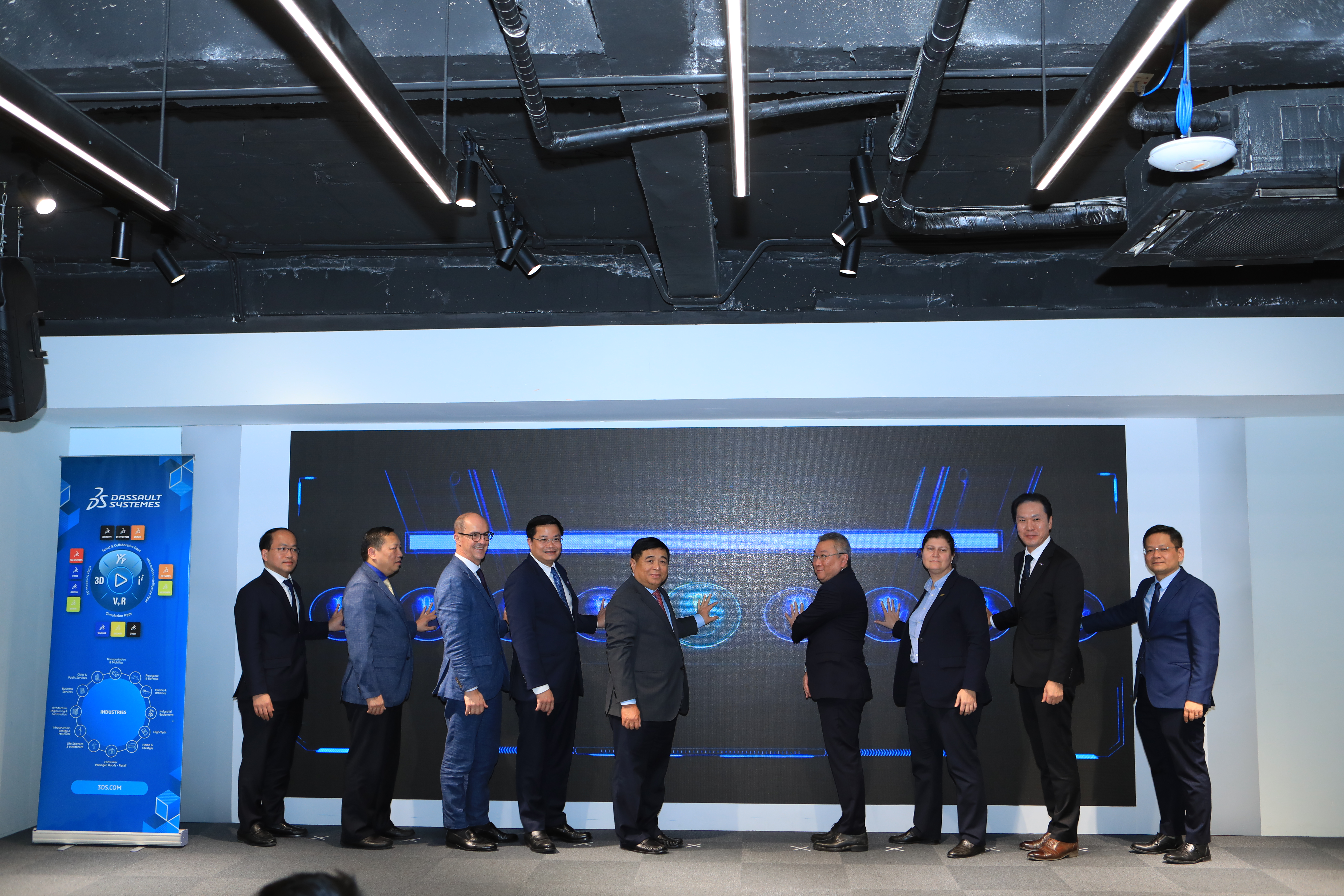 Các đại biểu bấm nút khai trương Trung tâm R7D và Trung tâm Xuất sắc Dassault Systèmes về AI và bản sao số.