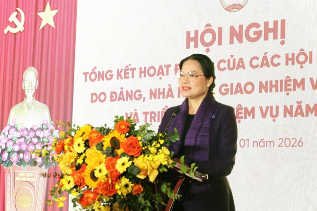 Bà Hà Thị Nga, Ủy viên Trung ương Đảng, Phó Bí thư thường trực Đảng ủy Mặt trận Tổ quốc, các đoàn thể Trung ương, Phó Chủ tịch Ủy ban Trung ương Mặt trận Tổ quốc Việt Nam phát biểu tại hội nghị. Ảnh: Mặt trận.
