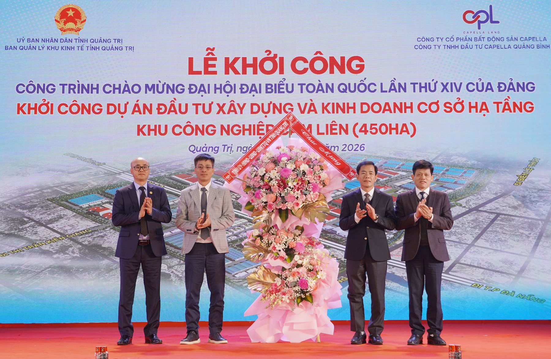 Bí thư Tỉnh ủy Quảng Trị Nguyễn Văn Phương và Phó Chủ tịch UBND tỉnh Quảng Trị Lê Văn Bảo tặng hoa chúc mừng nhà Pg88vn Trang Chủ Chính Thức