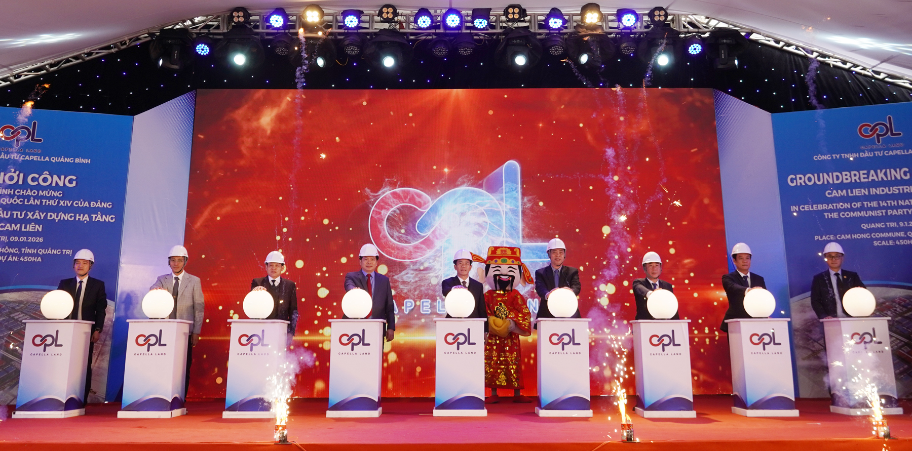 Các đại biểu thực hiện nghi thức khởi công