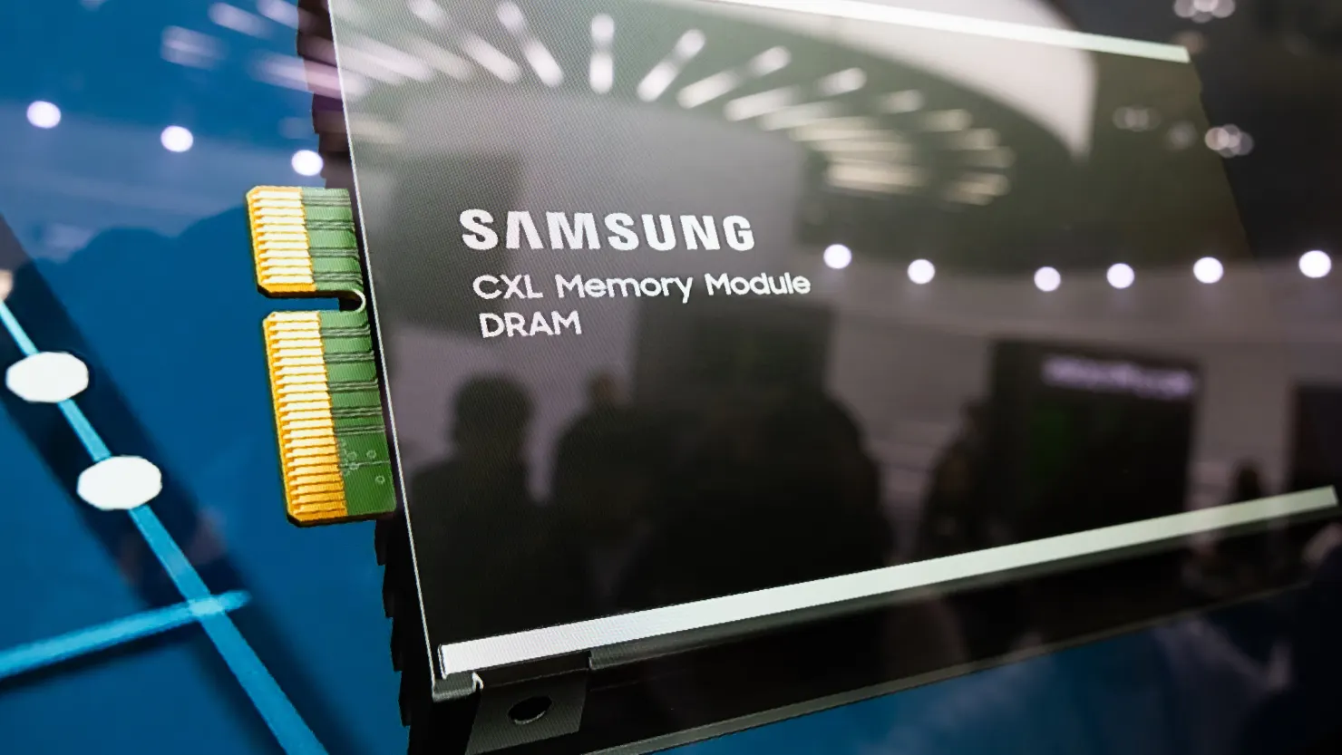 Một mô-đun bộ nhớ CXL của Samsung Electronics được hiển thị trên màn hình tại Triển lãm Bán dẫn (SEDEX) tổ chức tại Seoul, Hàn Quốc, vào ngày 23/10/2024.