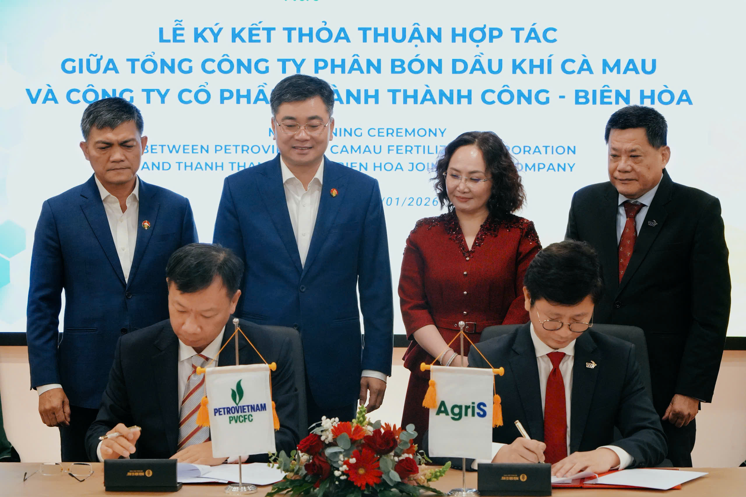 Đại diện hai bên: ông Nguyễn Tuấn Anh - Phó Tổng giám đốc PVCFC và ông Nguyễn Đức Hùng Linh - Phó Tổng giám đốc khối Pg88vn Trang Chủ Chính Thức AgriS ký kết Thỏa thuận hợp tác chiến lược.