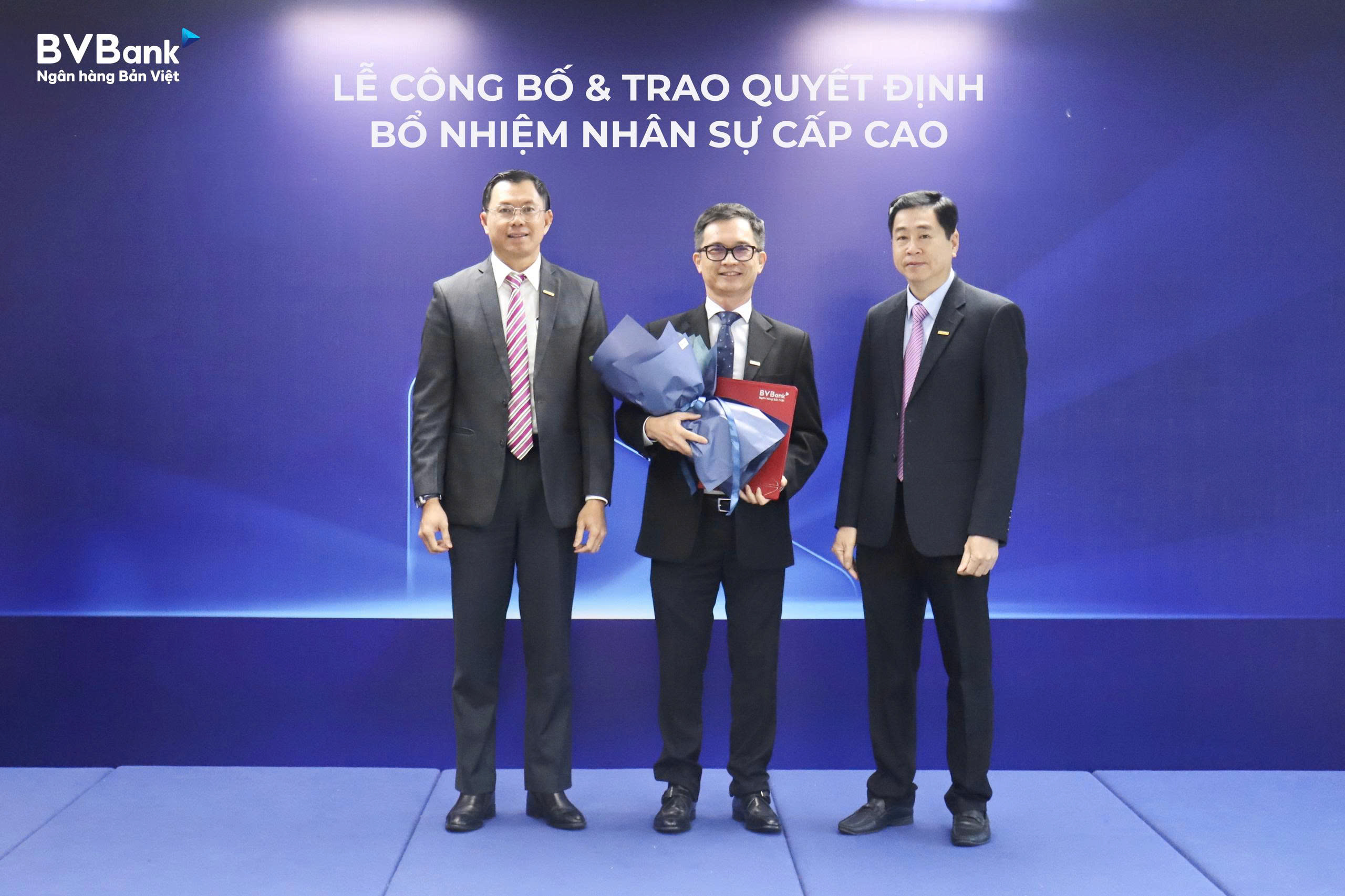 Ông Lê Anh Tài – Chủ Tịch HĐQT (bên phải) và ông Lý Hoài Văn – Thành viên HĐQT kiêm Tổng Giám Đốc (bên trái) trao quyết định bổ nhiệm Phó Tổng Giám Đốc phụ trách Khối Pg88ok giải trí thể thao, casino, bắn cá và slot đến ông Nguyễn Hoàng Sơn.