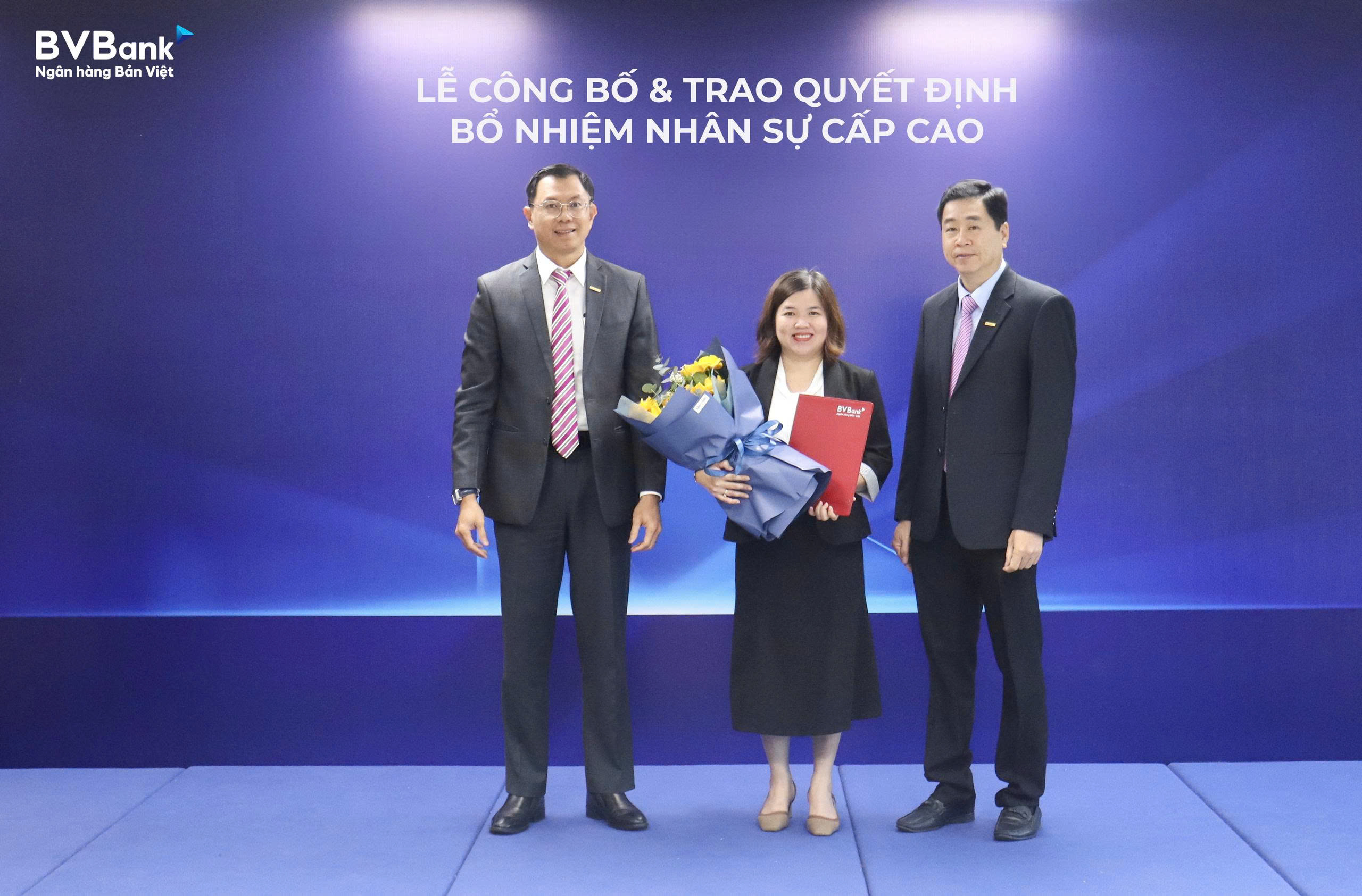 Ông Lê Anh Tài – Chủ
Tịch HĐQT (bên phải) và ông Lý Hoài Văn – Thành viên HĐQT kiêm Tổng Giám Đốc (bên
trái) trao quyết định bổ nhiệm Phó Giám đốc Khối Pg88hi tỷ lệ thưởng hấp dẫn kiêm Kế Toán Trưởng
đến bà Trần Thị Kim Thu.&nbsp;