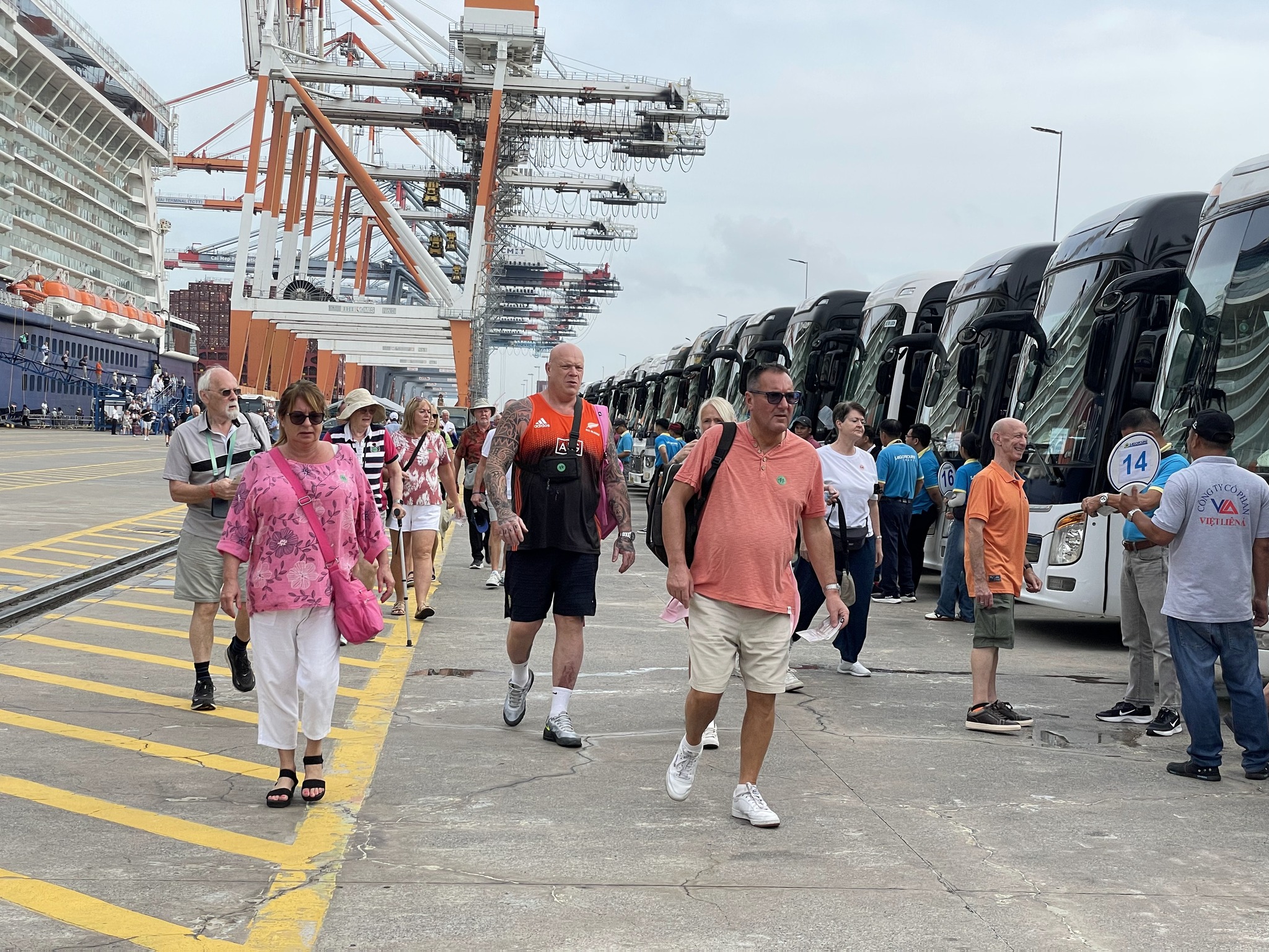 Năm 2026, du lịch Việt Nam đặt mục tiêu đón 25 triệu lượt khách quốc tế, đưa tổng thu đạt 1.125 nghìn tỉ đồng.