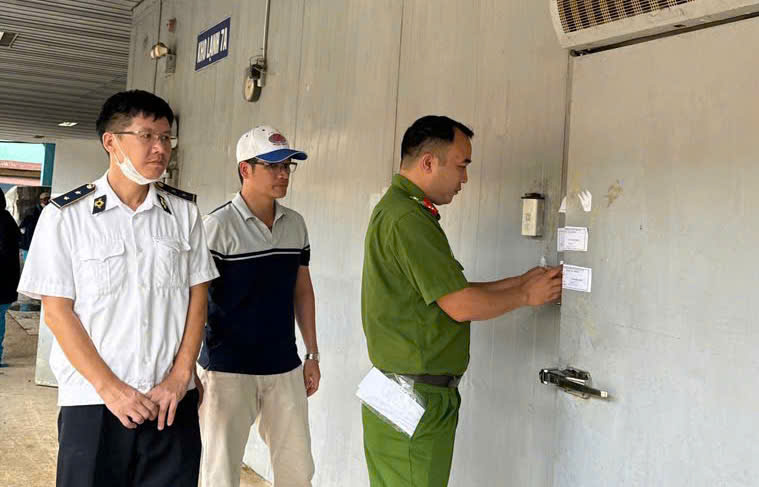 Lực lượng chức năng kiểm tra kho hàng chứa thịt lợn nhiễm dịch tả lợn châu Phi của Công ty cổ phần đồ hộp Hạ Long.&nbsp;