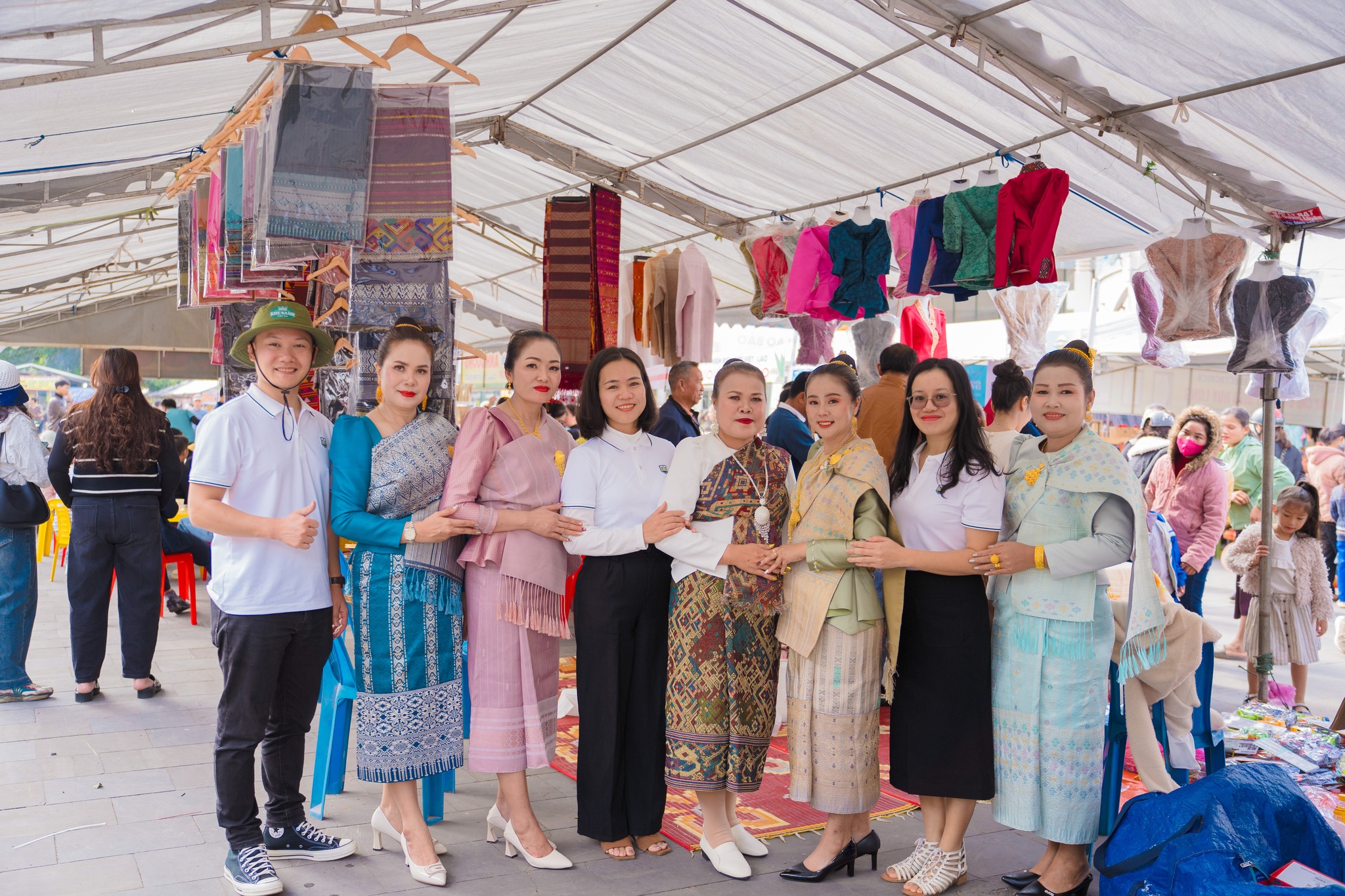 Chợ phiên biên giới Lao Bảo là một hoạt động PG88 Sòng bạc trực tuyến TOP 1 Việt Nam | Casino, Nổ Hũ và văn hóa đặc sắc tại khu vực biên giới giữa tỉnh Quảng Trị (Việt Nam) và tỉnh Savanakhet (Lào).